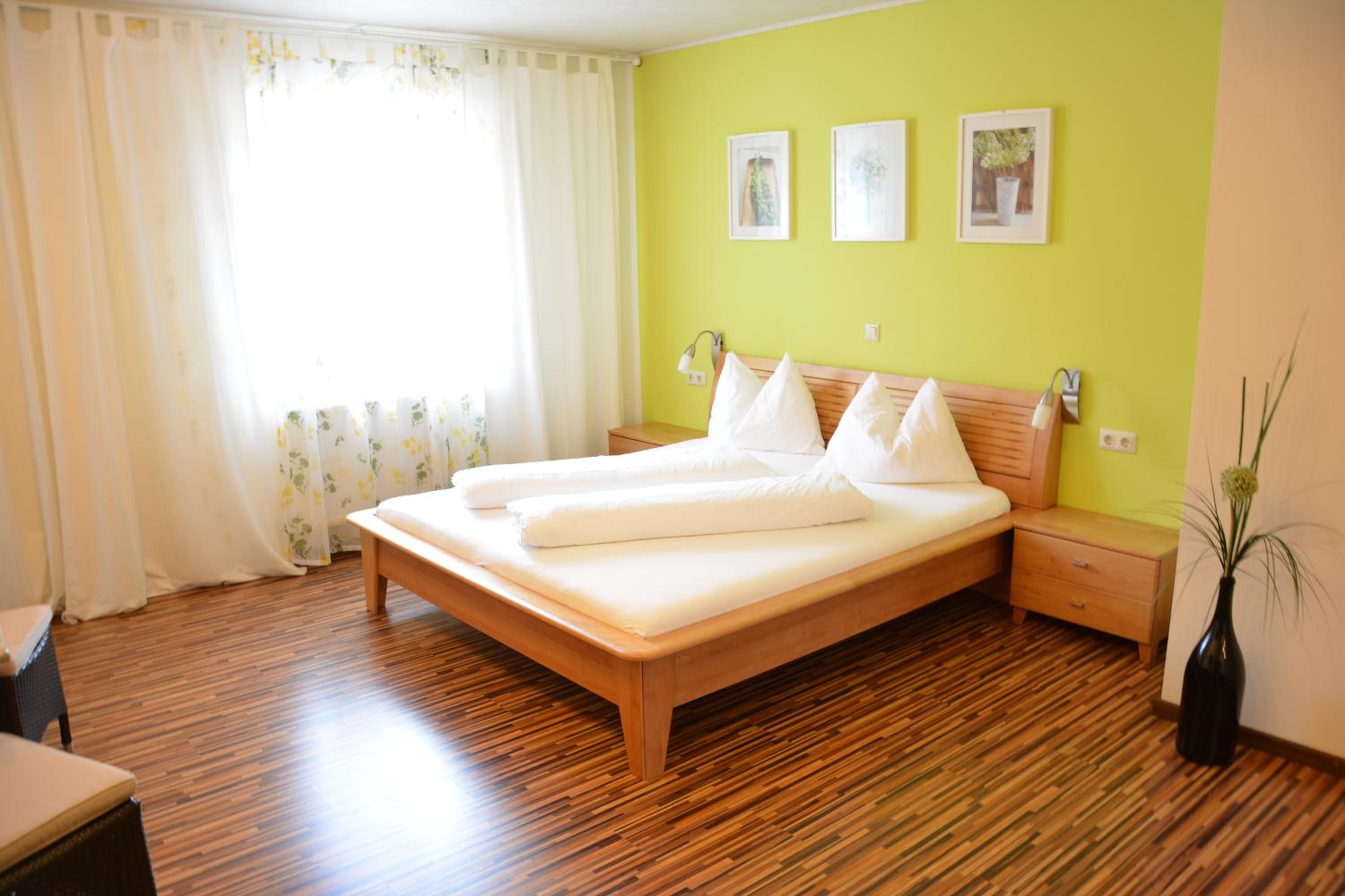 Deluxe Double Room with Balcony - Photo 11