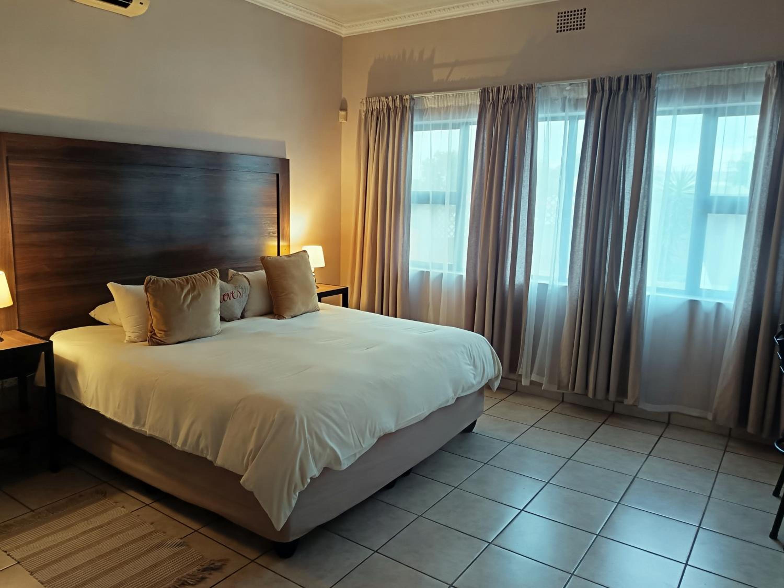 Deluxe King Room photo 1