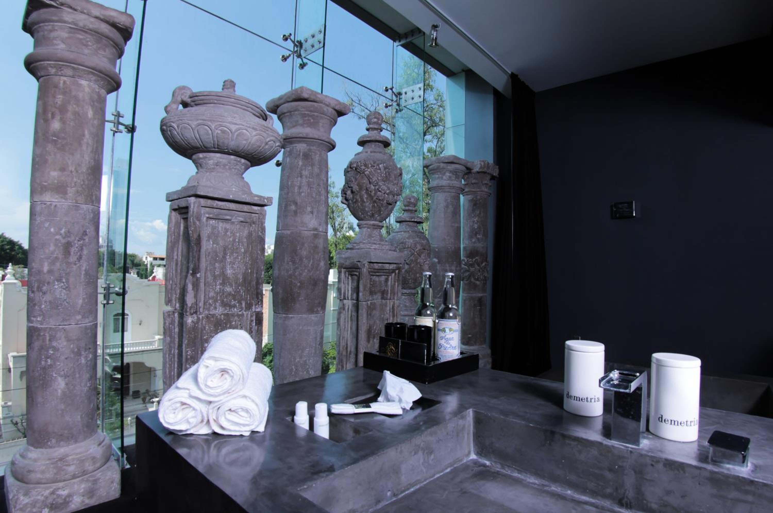 Urban Suite Bath - Photo 2