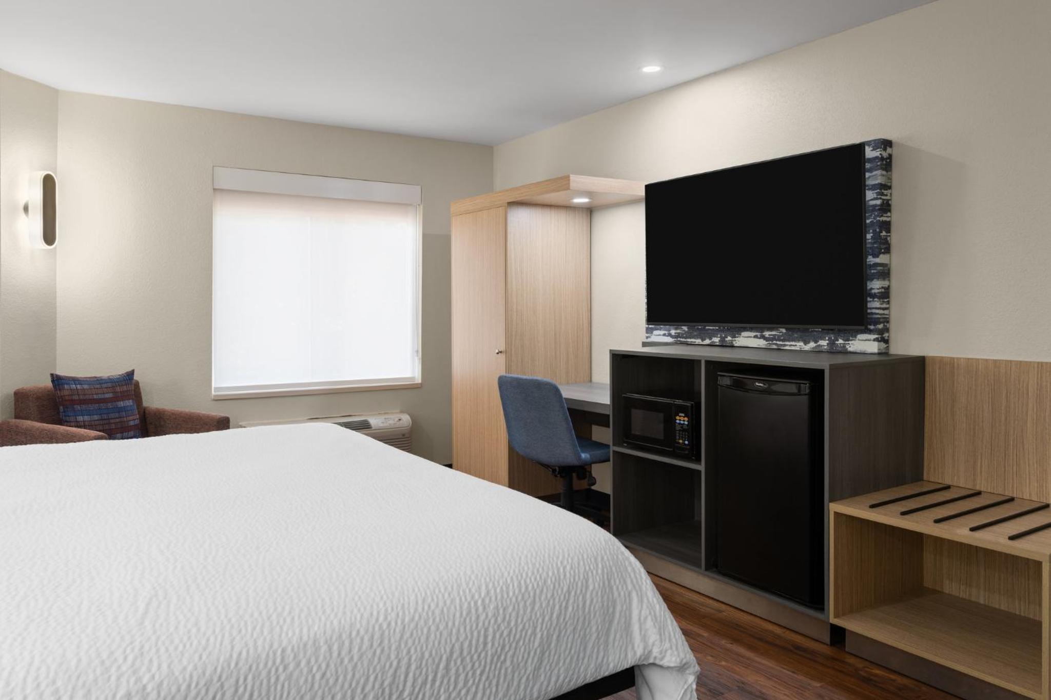 Standard King Room - Photo 5