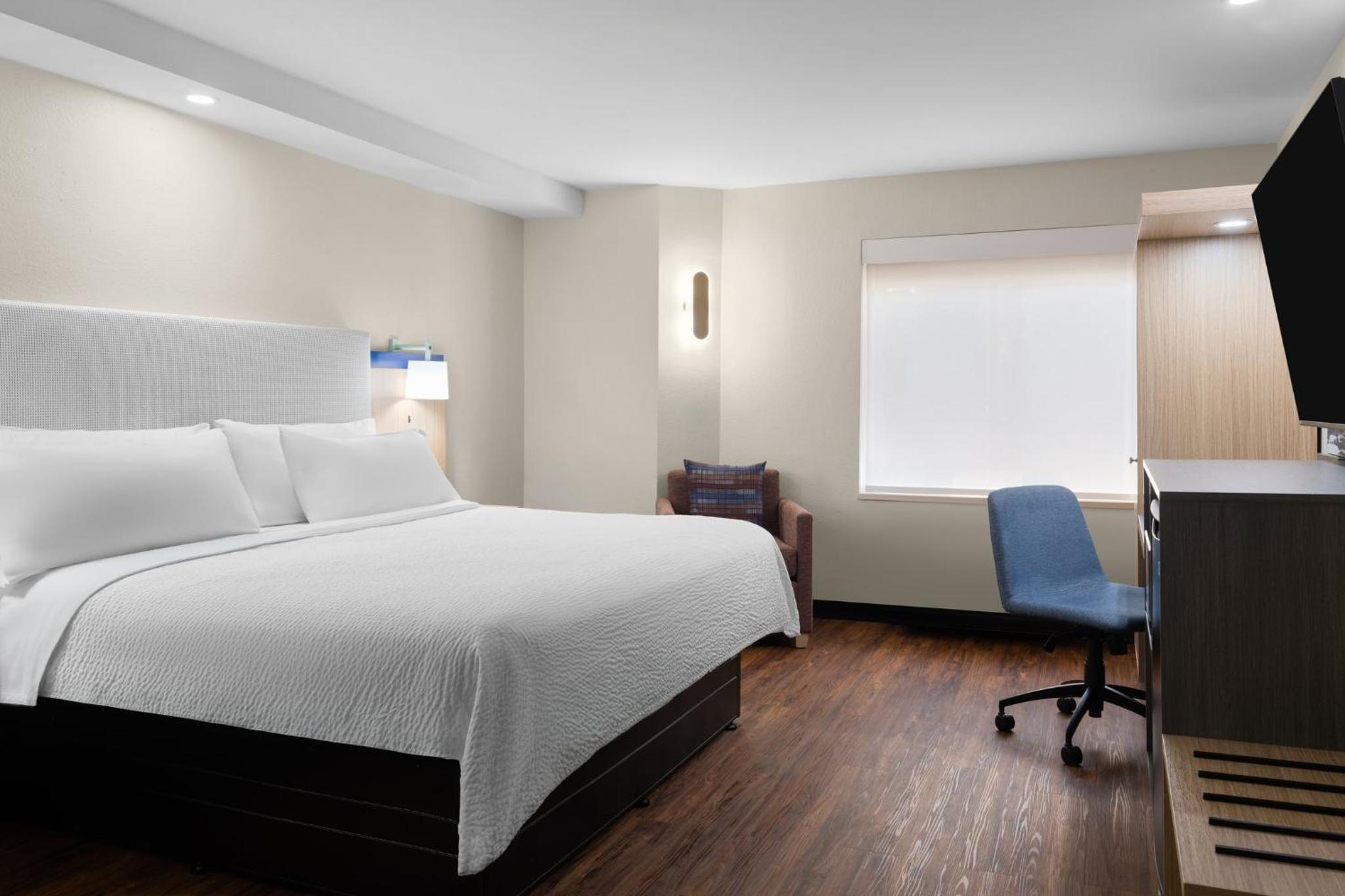 Standard King Room - Photo 4