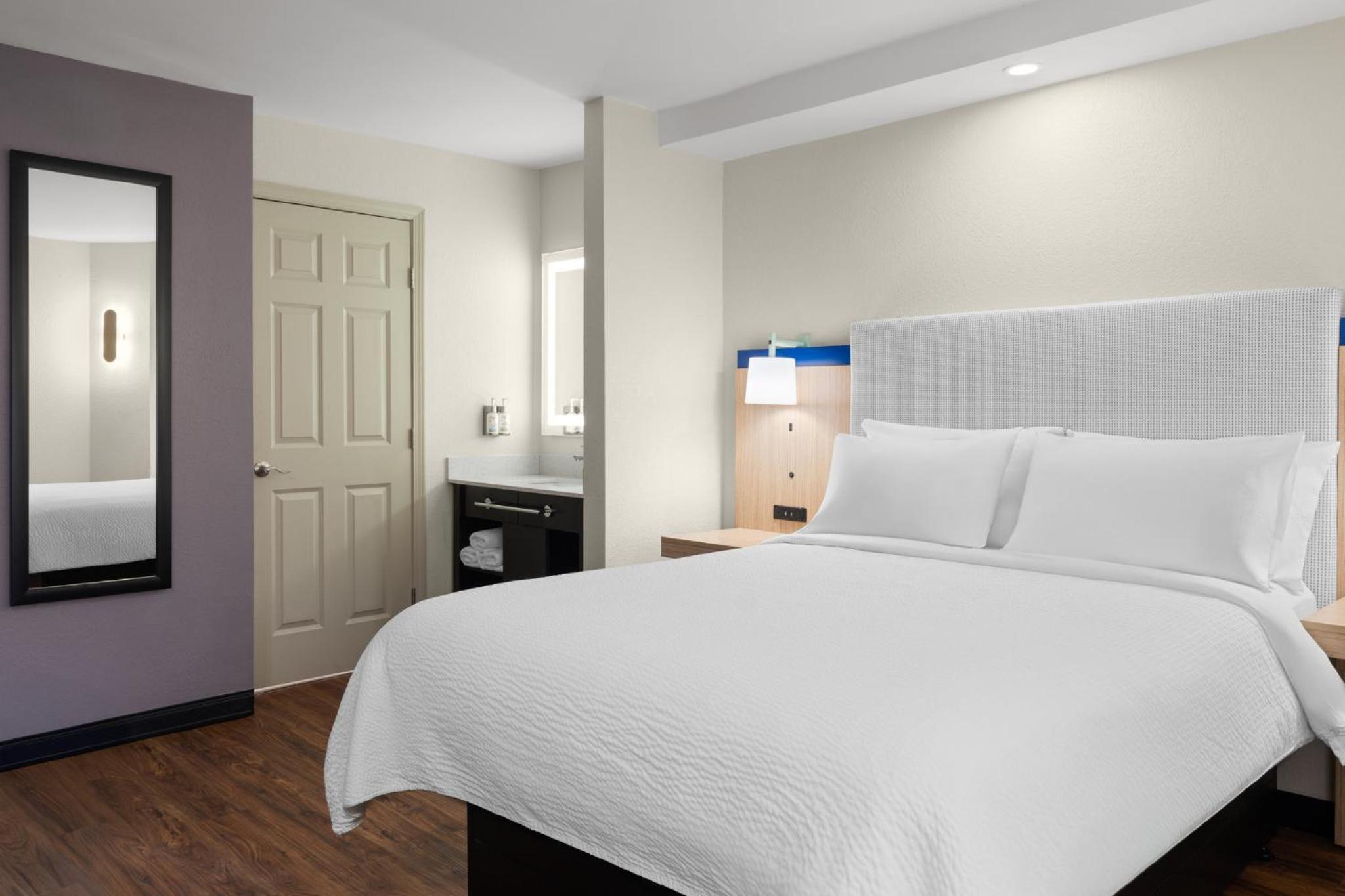 Standard Queen Room - Photo 6