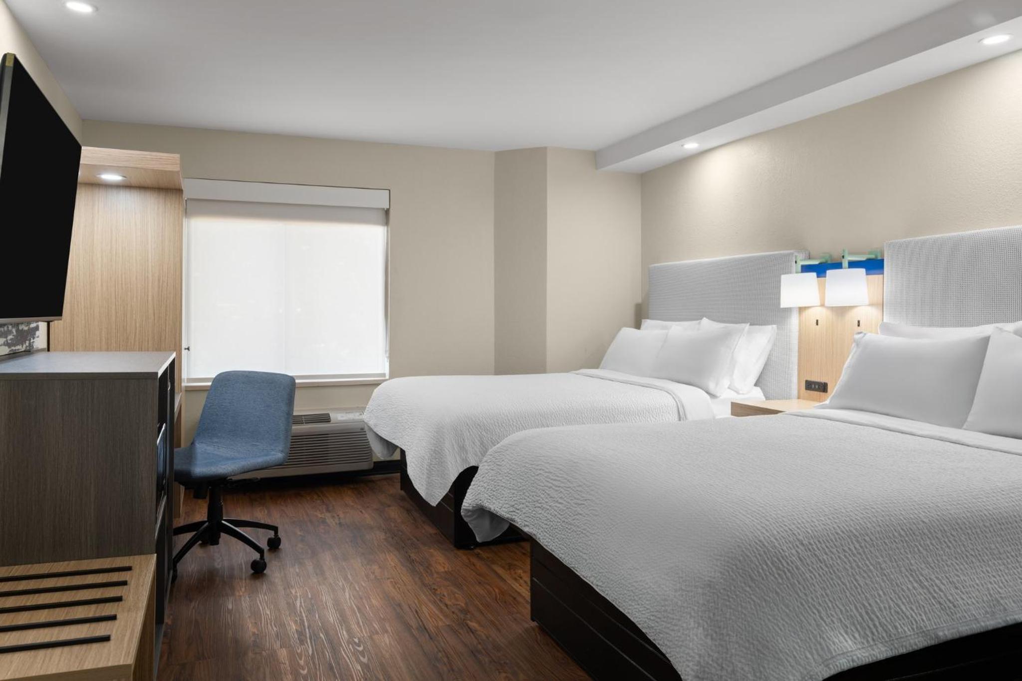 Standard Room with Two Queen Beds - Photo 5