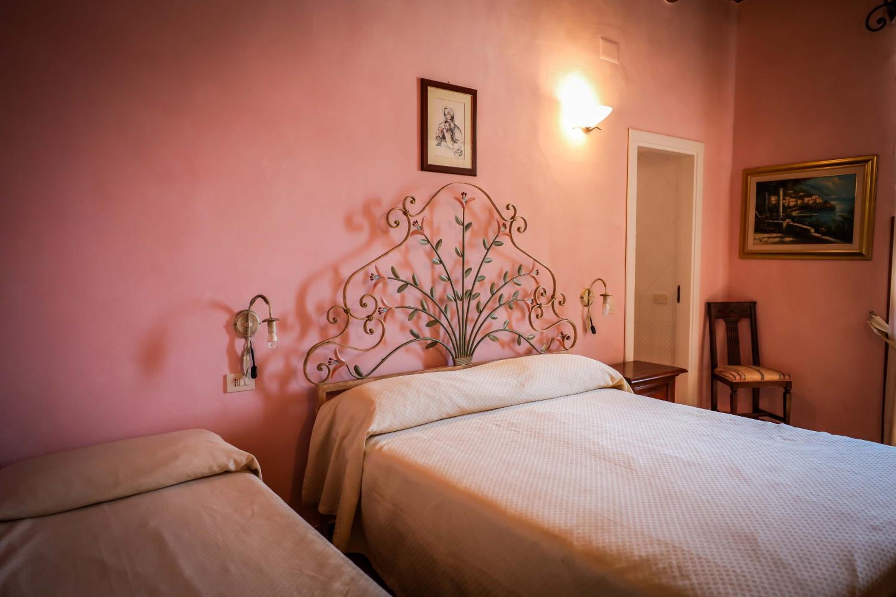Double Room - Photo 5