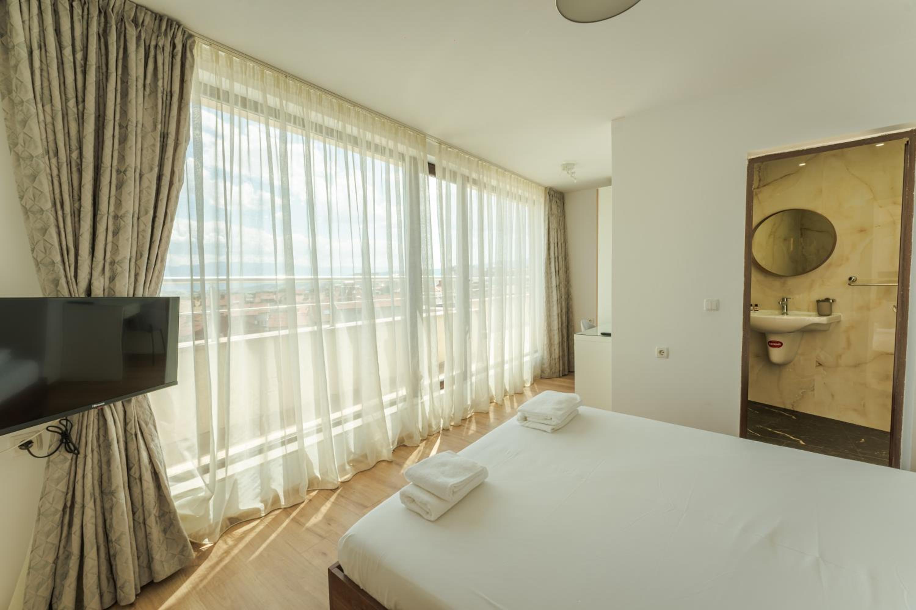Two-Bedroom Apartment with River View photo 2