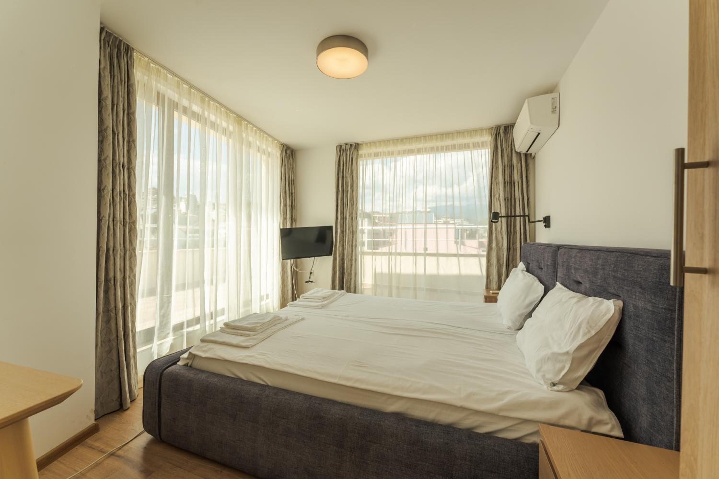 Two-Bedroom Apartment with City View photo 3