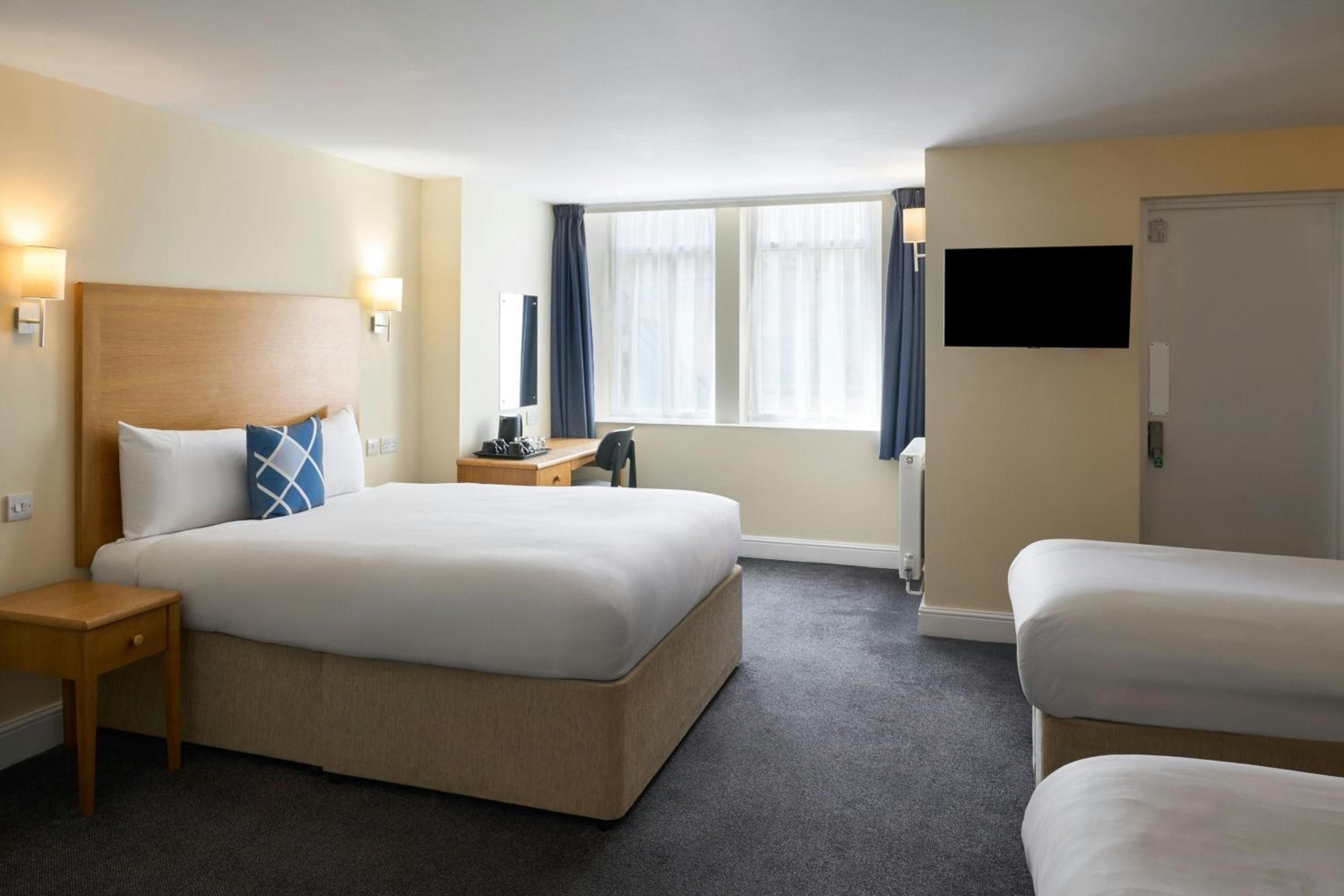 Family Room with Double Bed and Two Single Beds - Photo 1