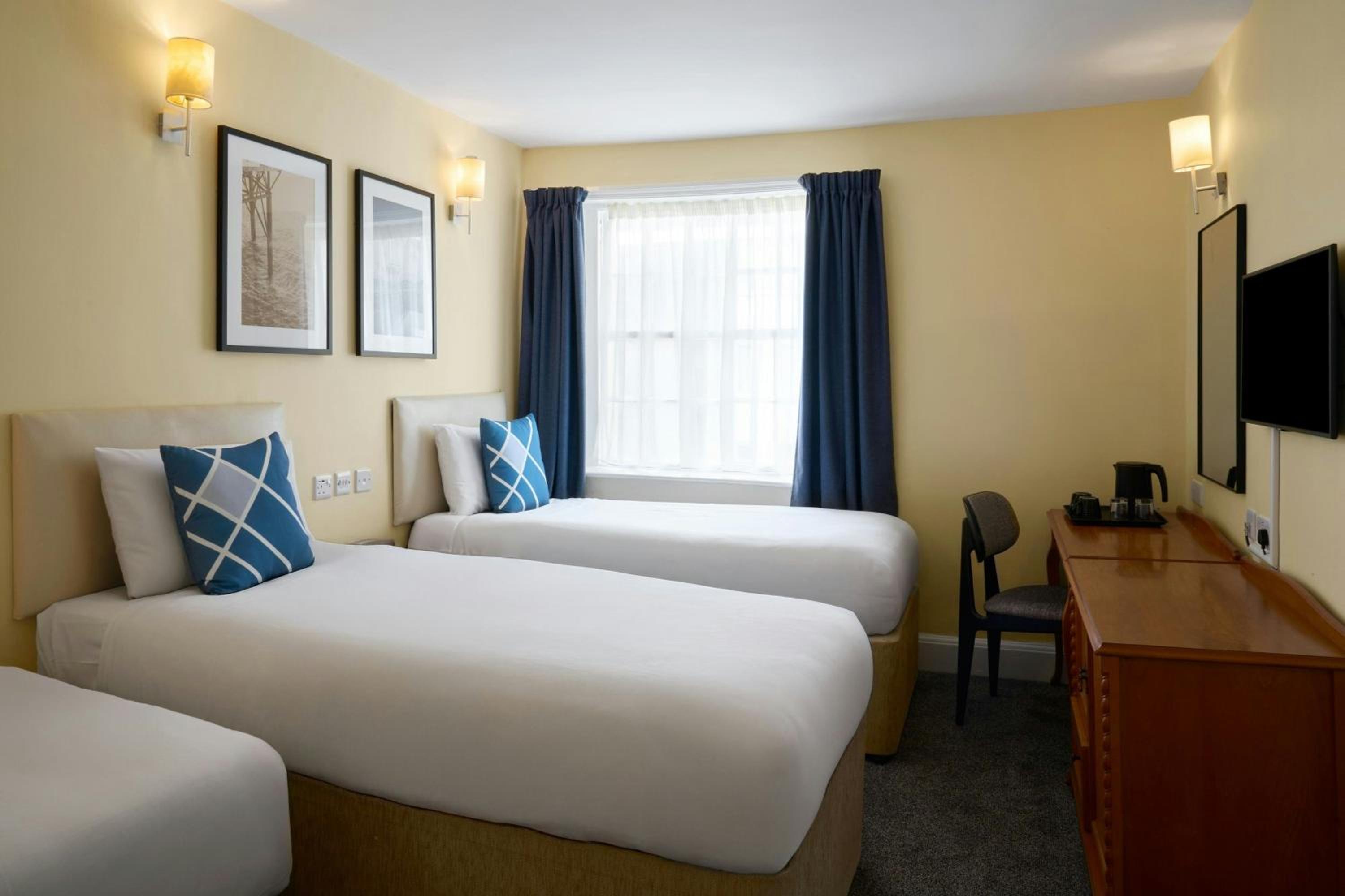Triple room with 3 Single beds - Photo 1