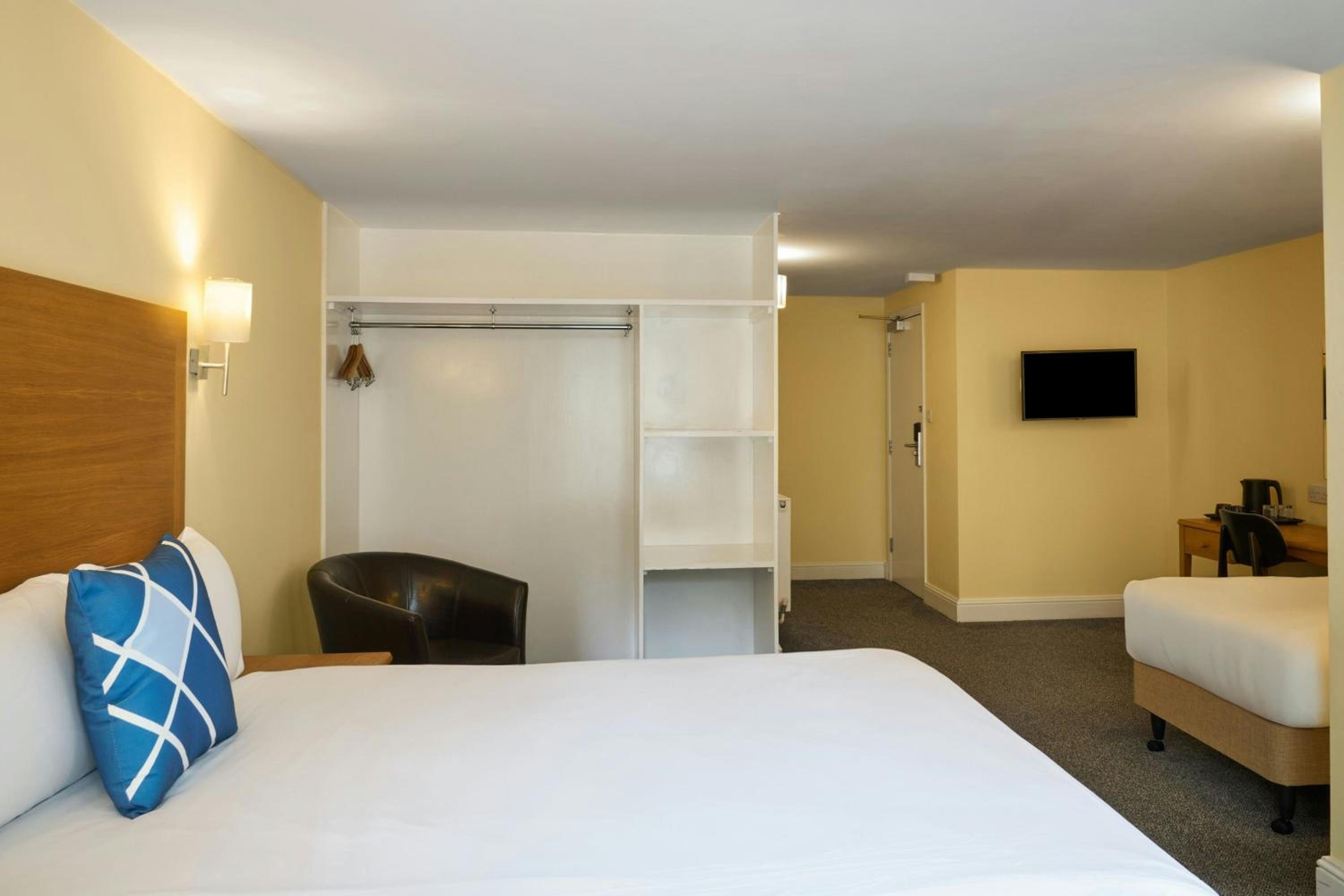 Triple Room with Double and Single Bed - Photo 2