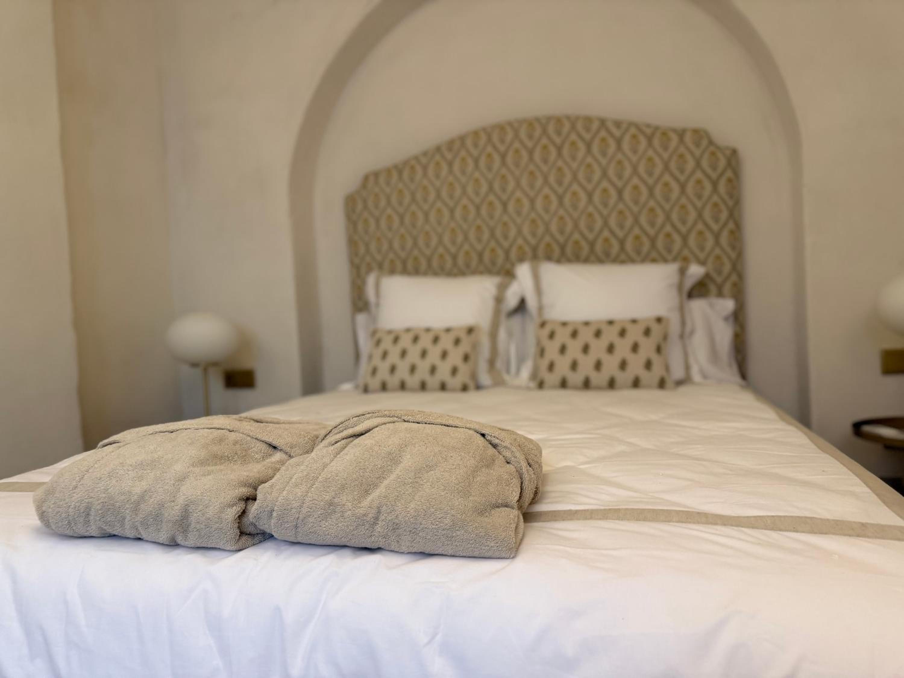 Deluxe Double Room with Bath photo 3