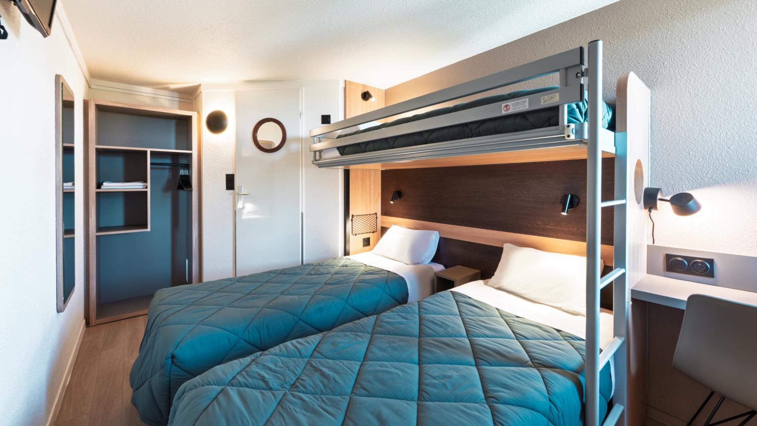 Standard Twin Room and One Bunk Bed - Photo 2