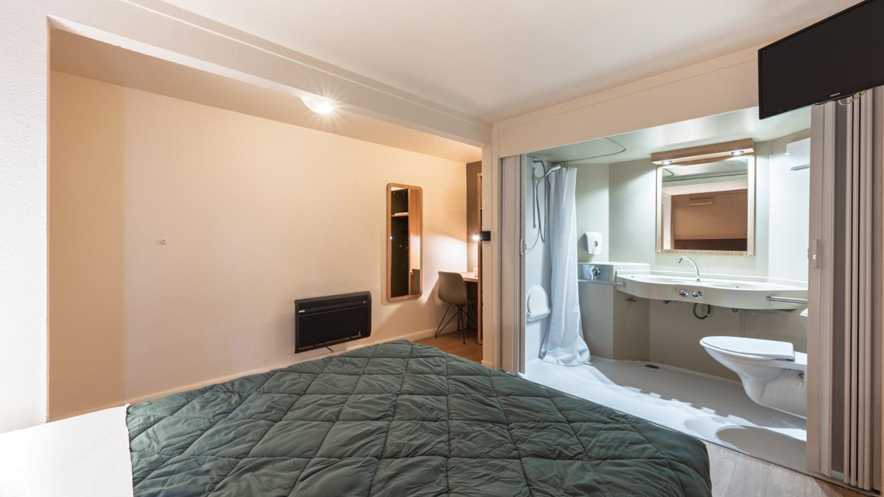 Standard Room - 1 Queen Bed - Photo 7