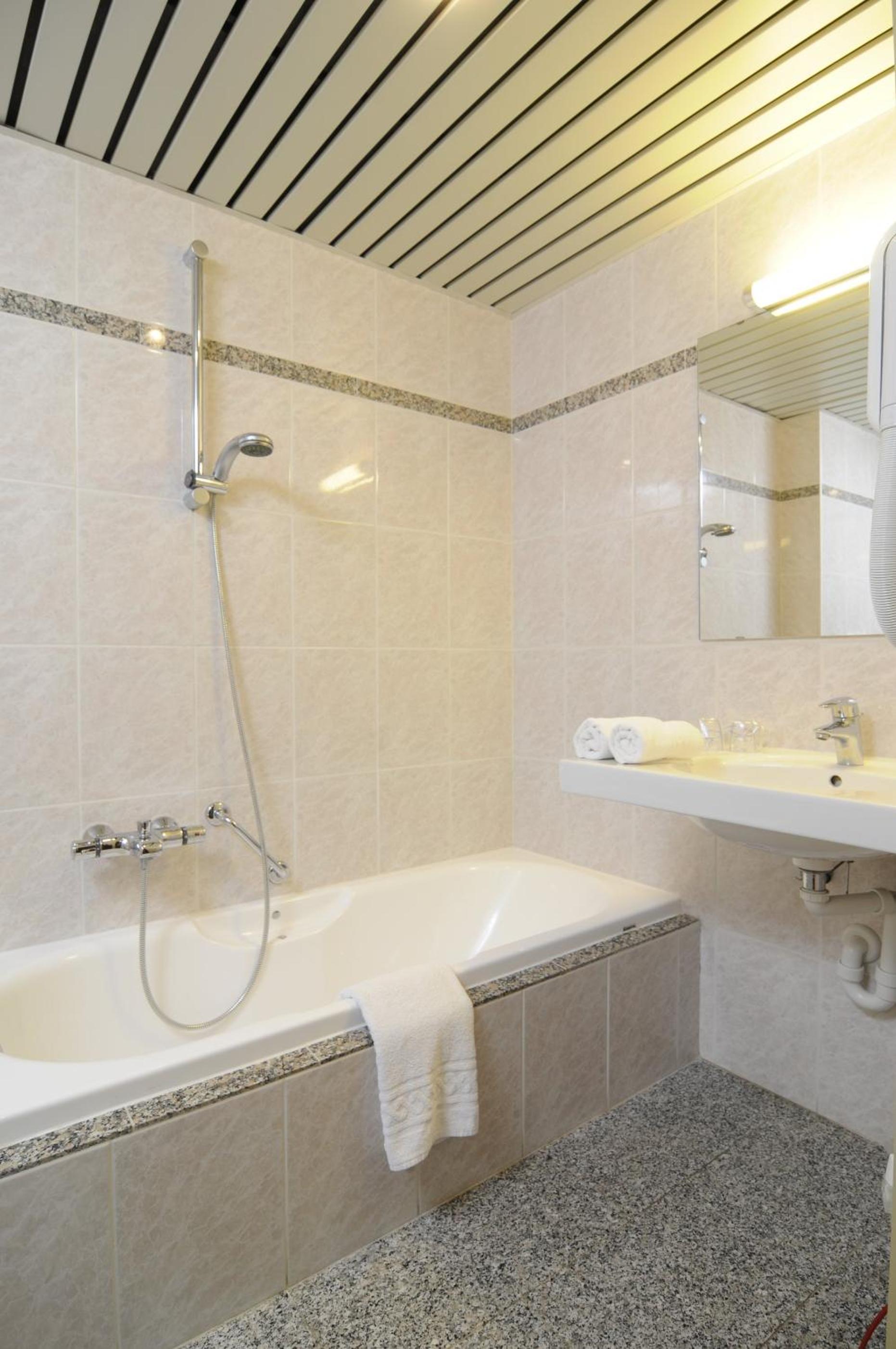 Standard Double Room with Bath or Shower photo 3