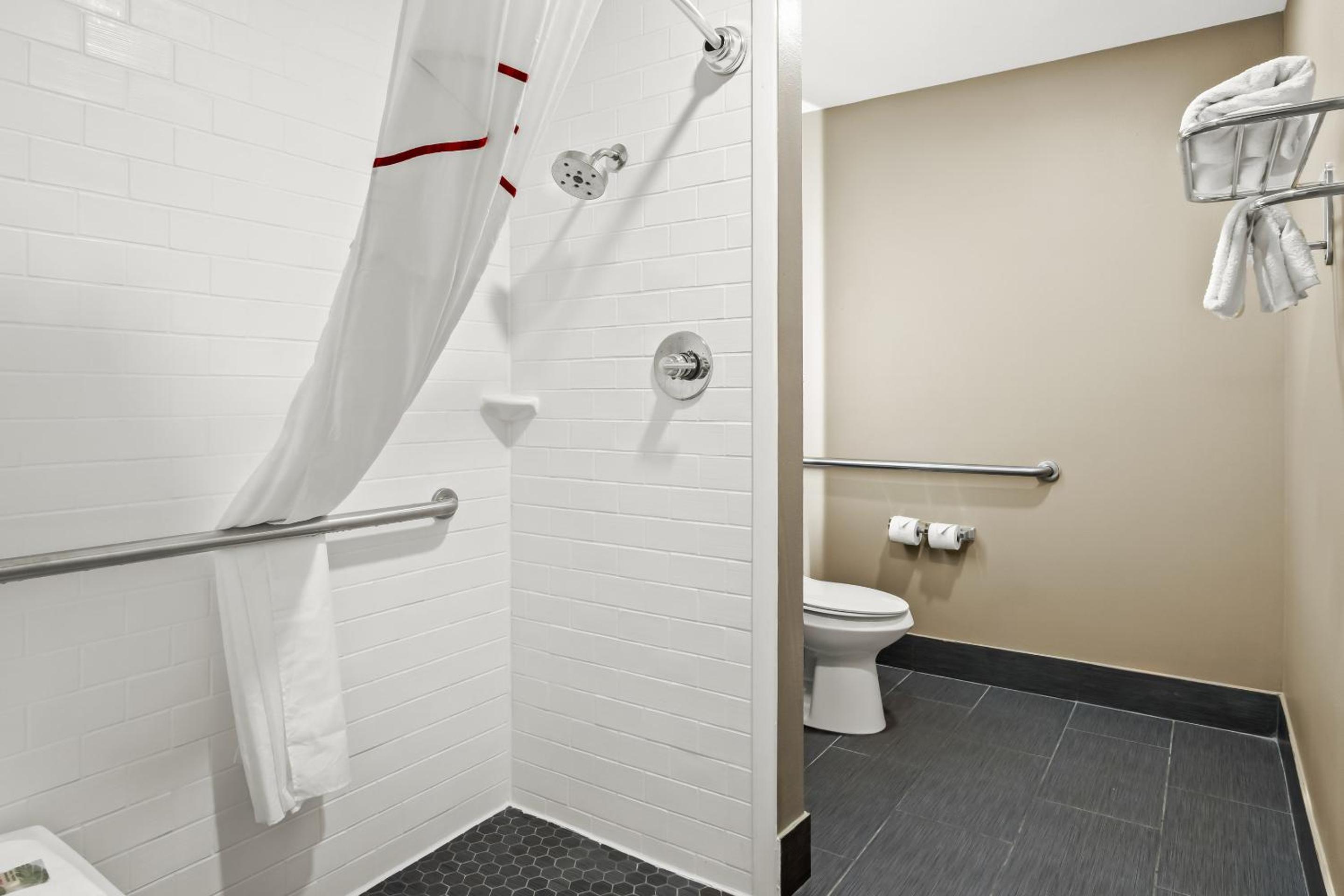 Deluxe King Room Disability Access Non-Smoking - Photo 5