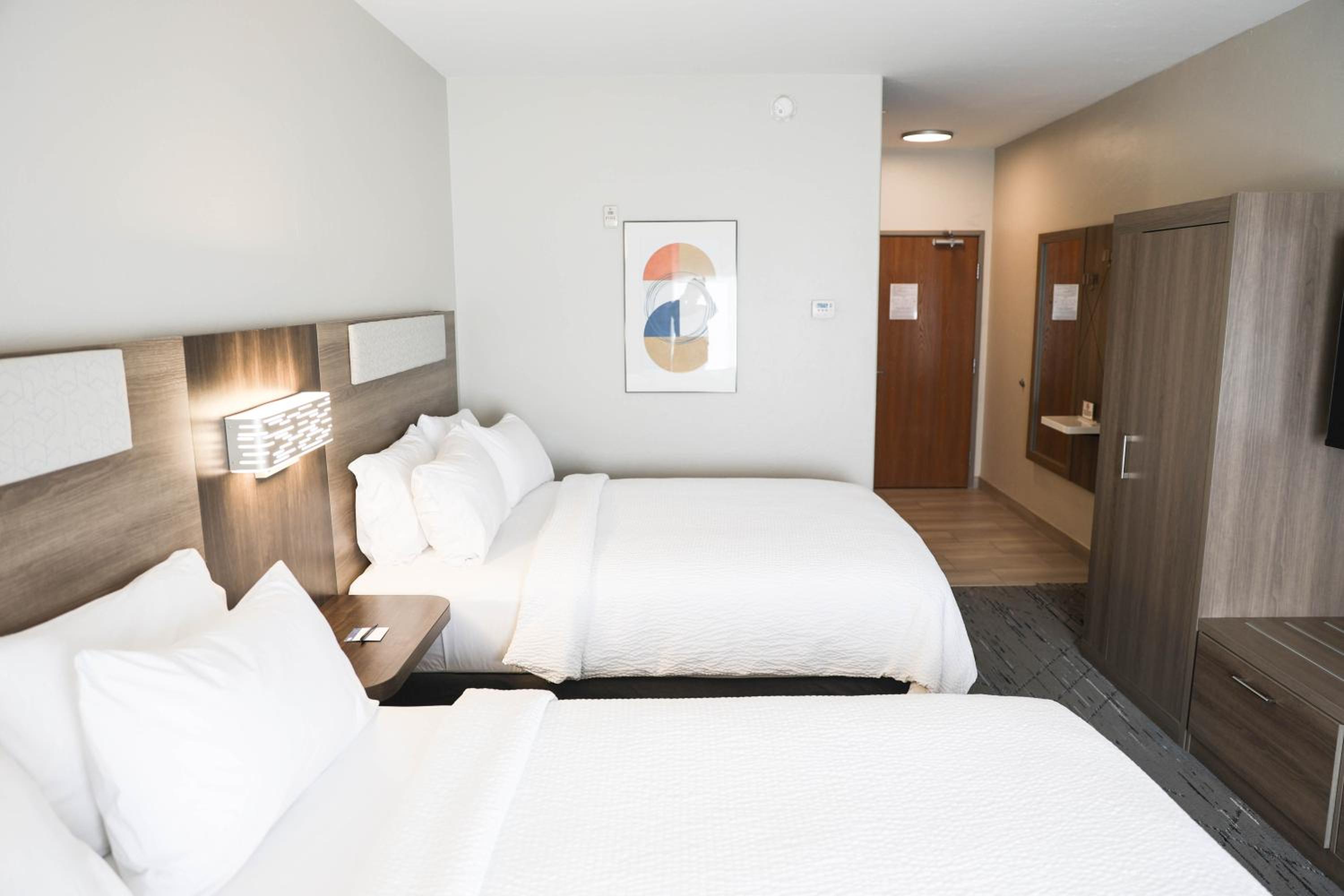 Standard Room with Two Queen Beds - Photo 1