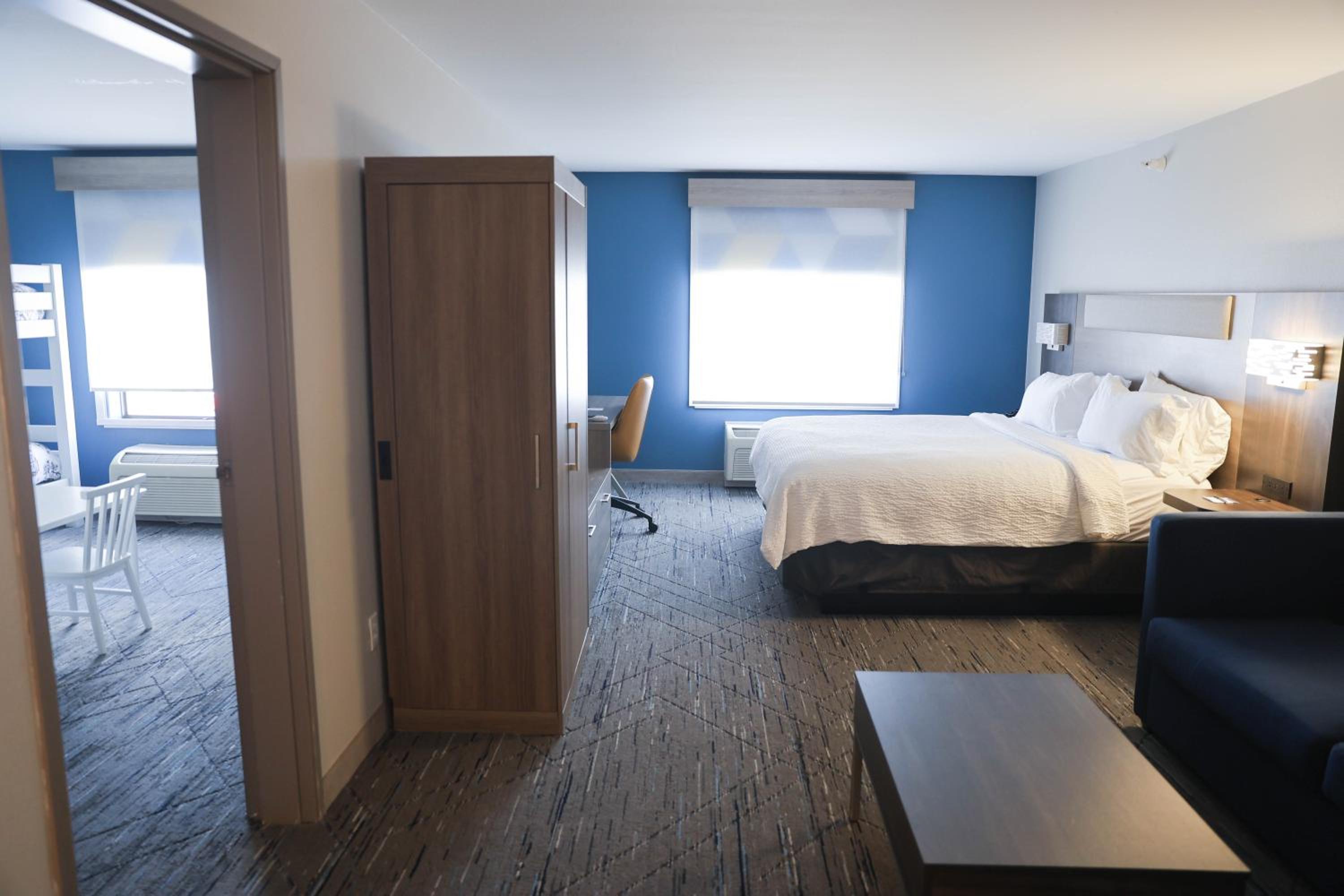 Suite with One King Bed and One Twin Bed - Non-Smoking - Photo 5