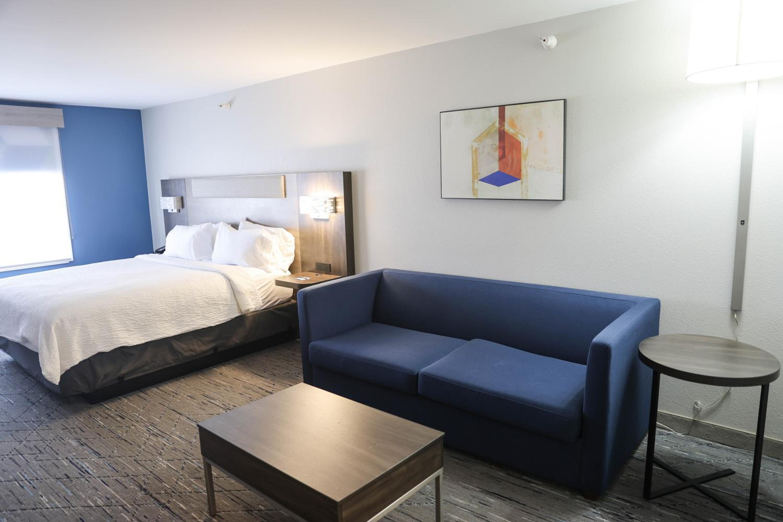 Suite with One King Bed and One Twin Bed - Non-Smoking - Photo 3