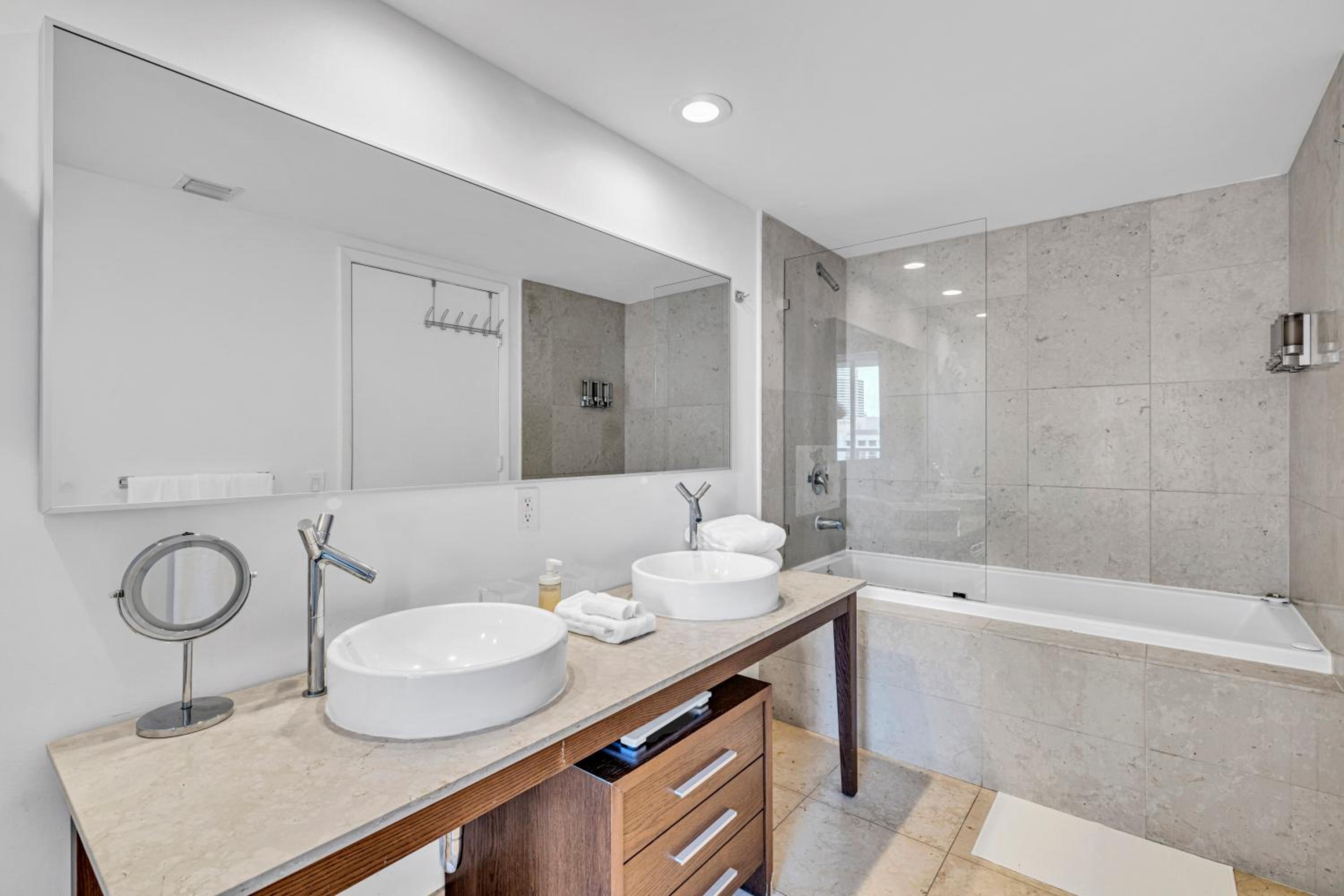 One-Bedroom Apartment with Bay View photo 1