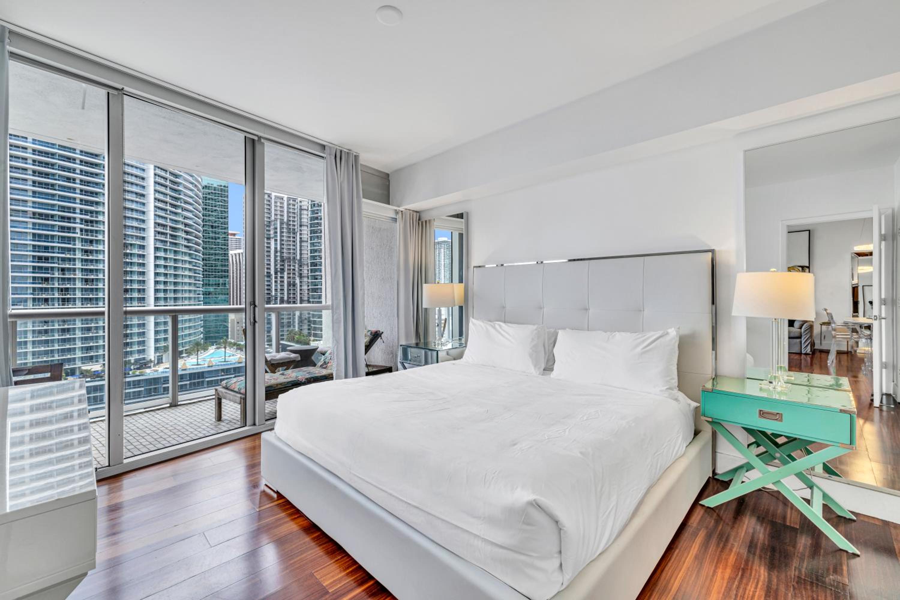 One-Bedroom Apartment with Bay View photo 2