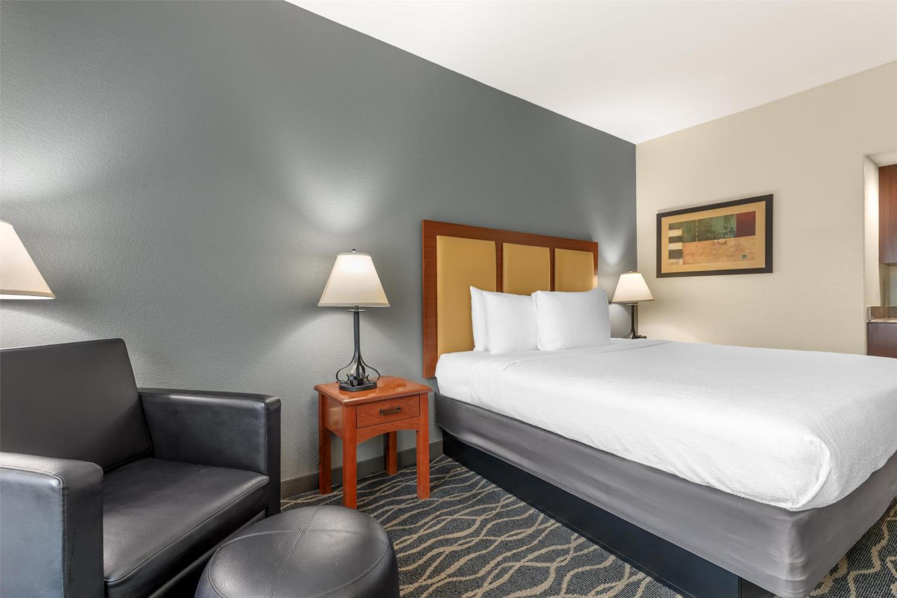 King Room - Non-Smoking - Photo 2