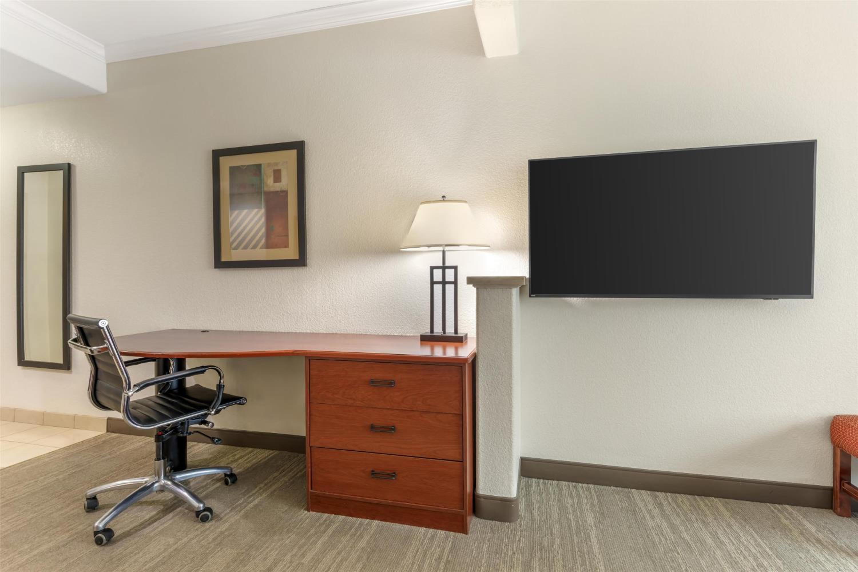 King Suite with Sofa Bed - Non-Smoking - Photo 3
