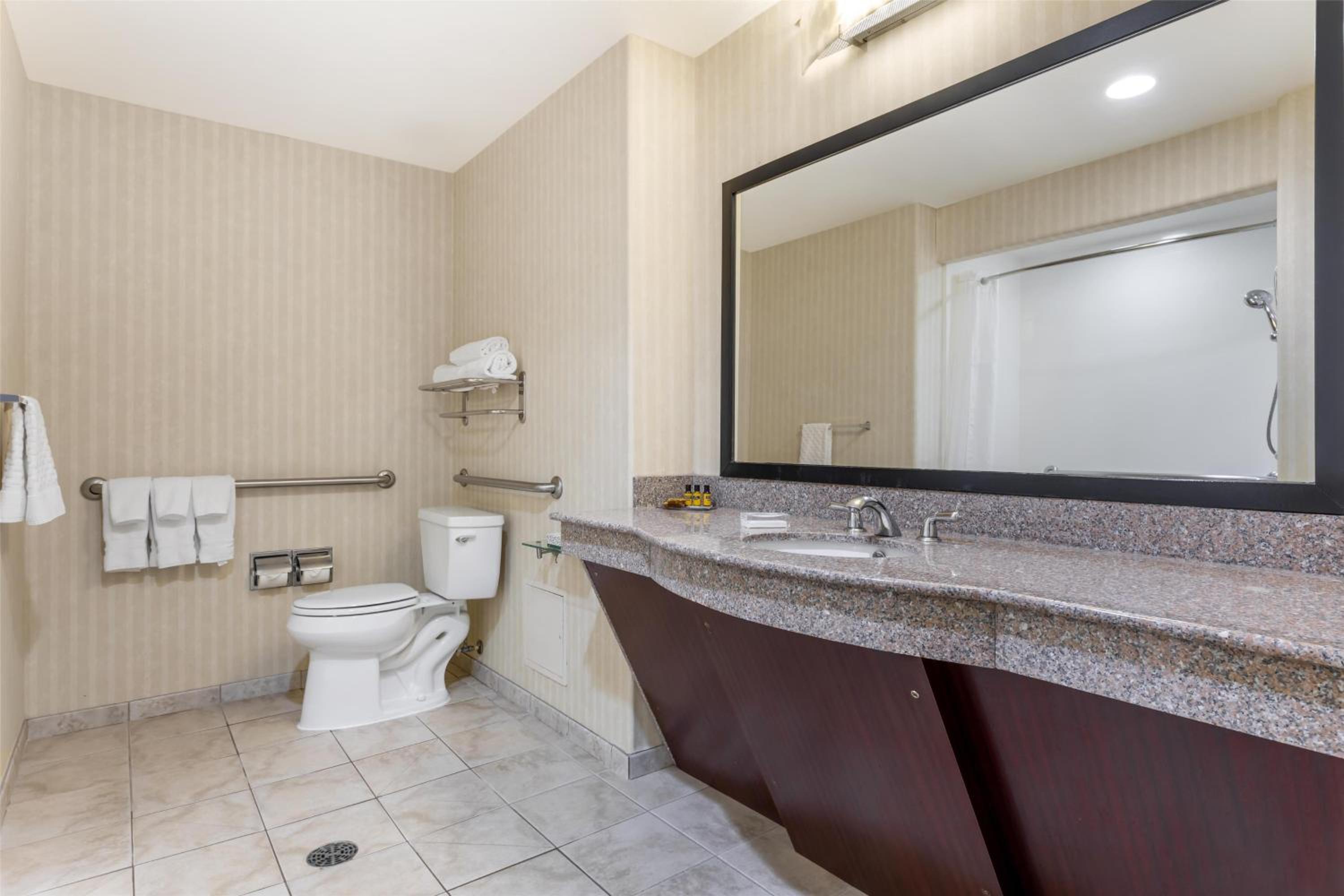 King Room with Bath Tub - Disability Access - Photo 4