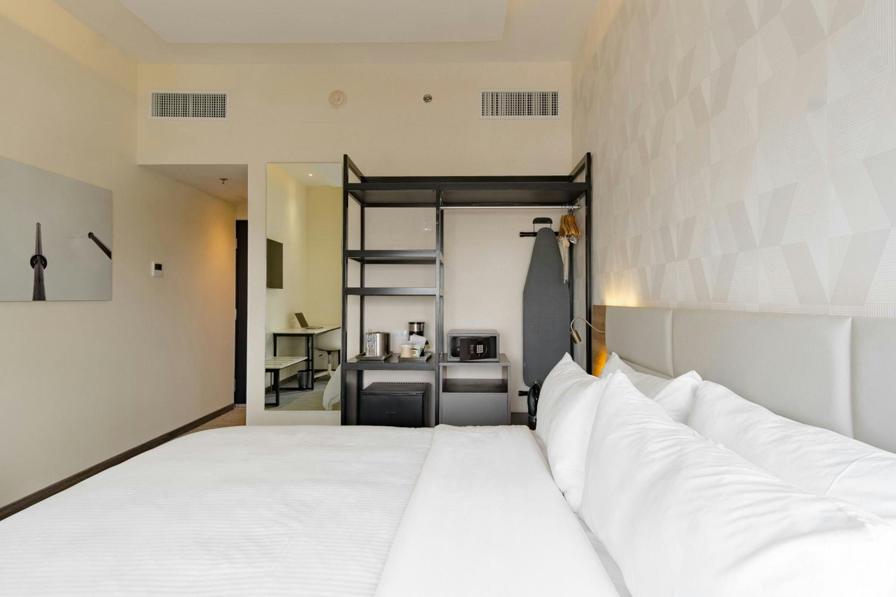 Standard King Room with City View - Photo 2