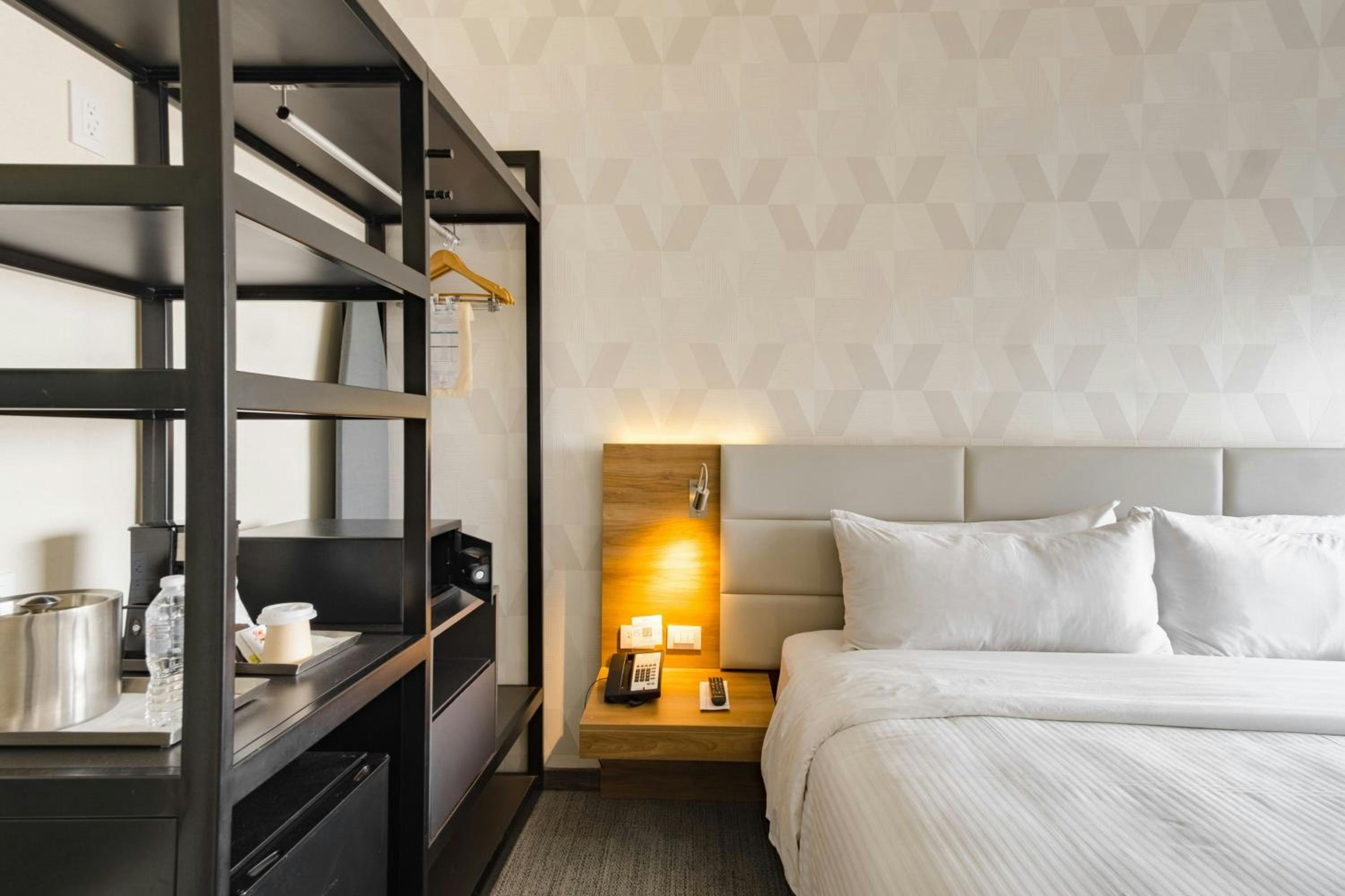 Standard King Room with City View - Photo 3