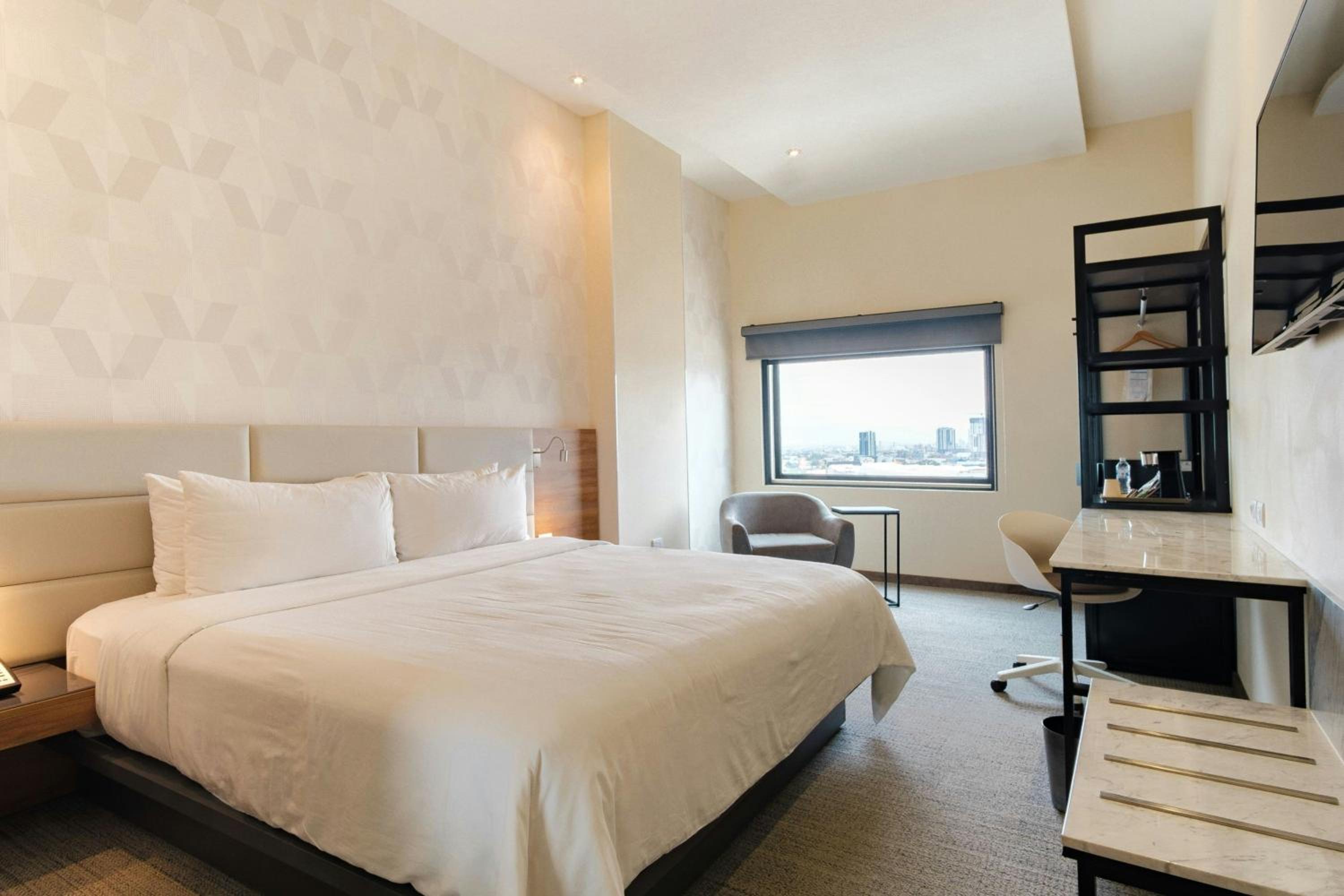 Executive King Room with City View - Photo 2