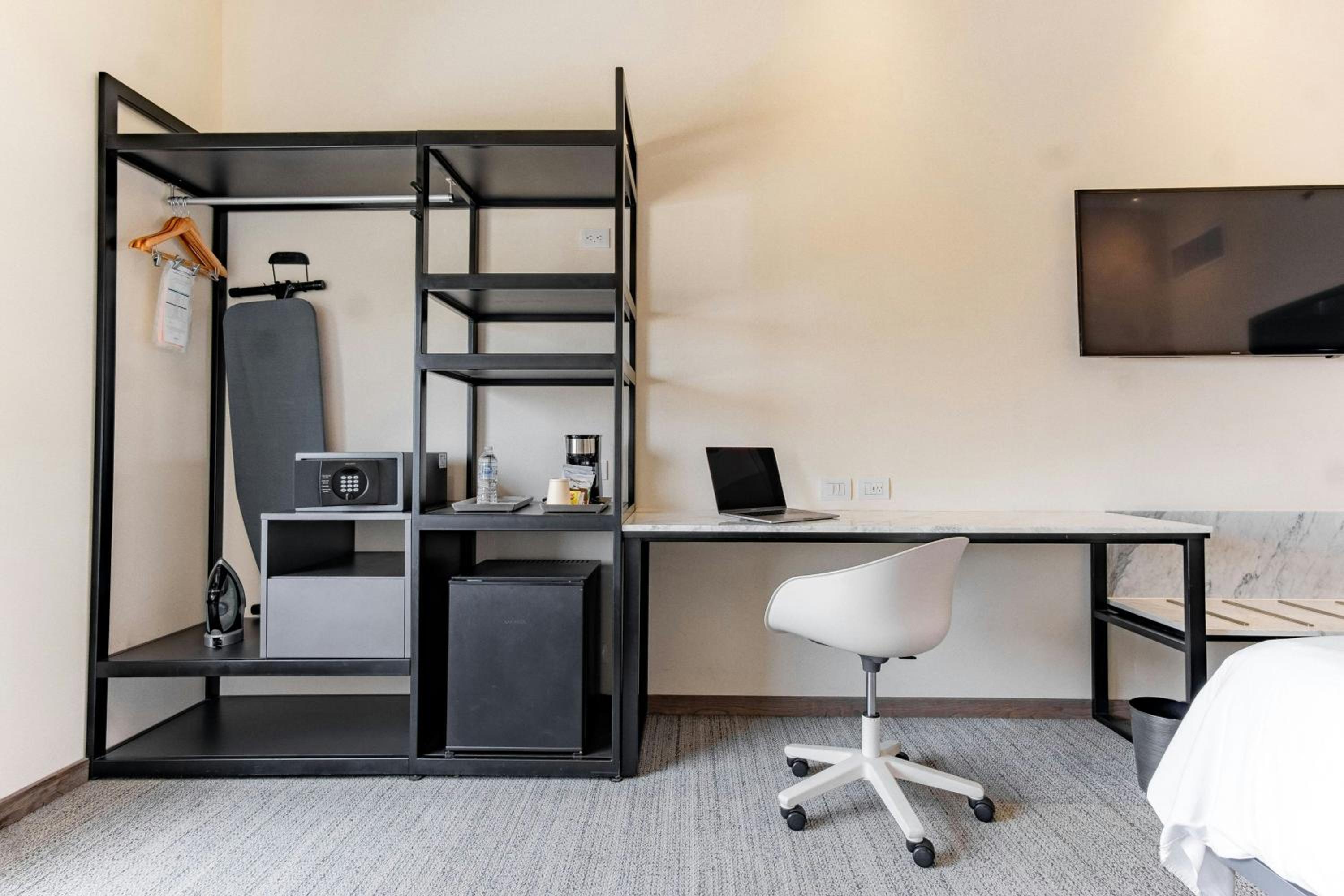 Executive King Room with City View - Photo 4