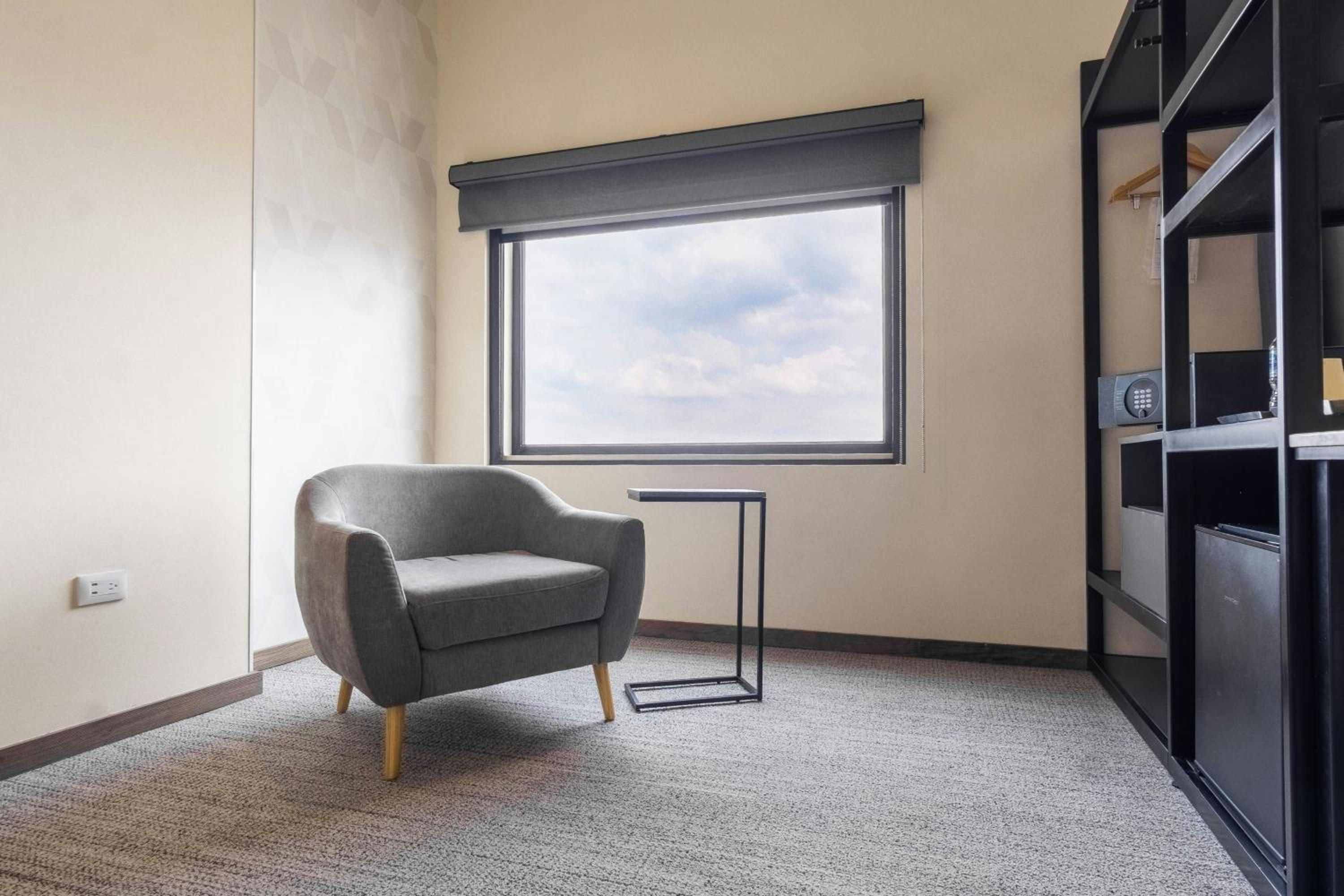 Executive King Room with City View - Photo 3