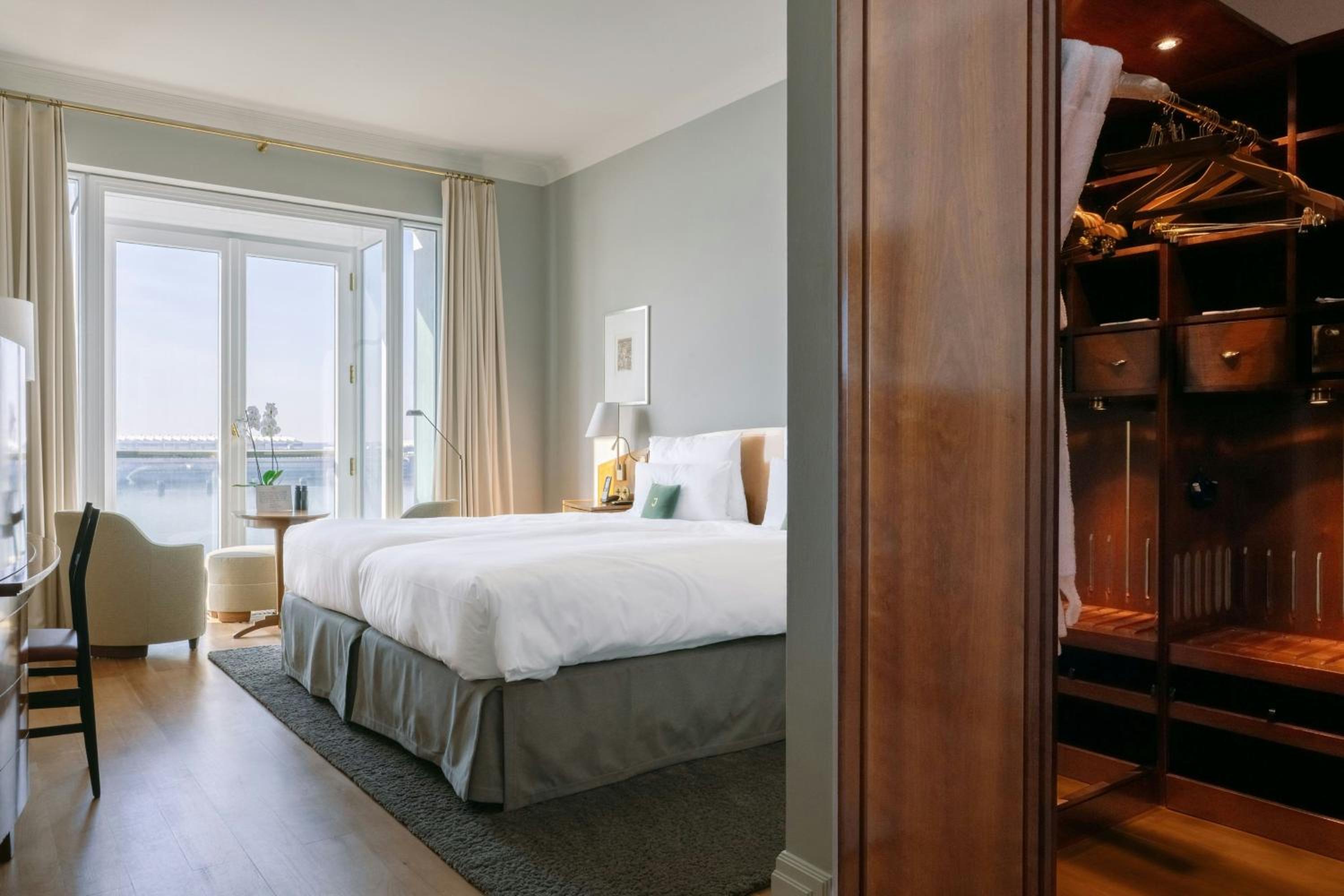 Deluxe Double Room with River View photo 2