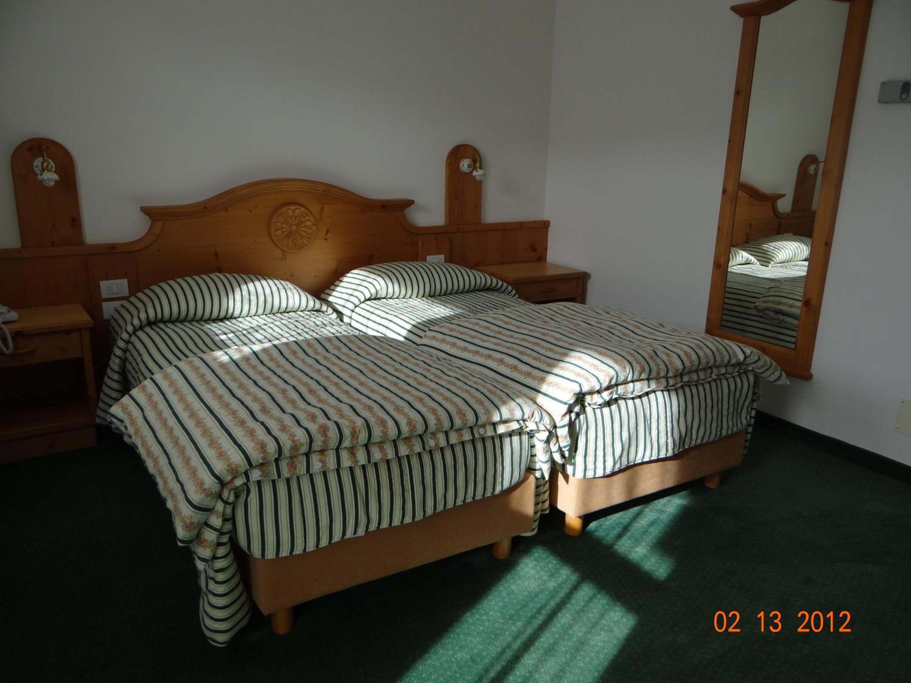 Family Room (2 Adults + 2 Children) - Mountain View