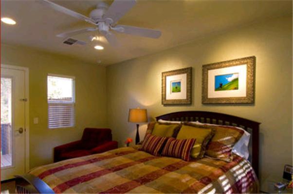 Queen Room photo 2