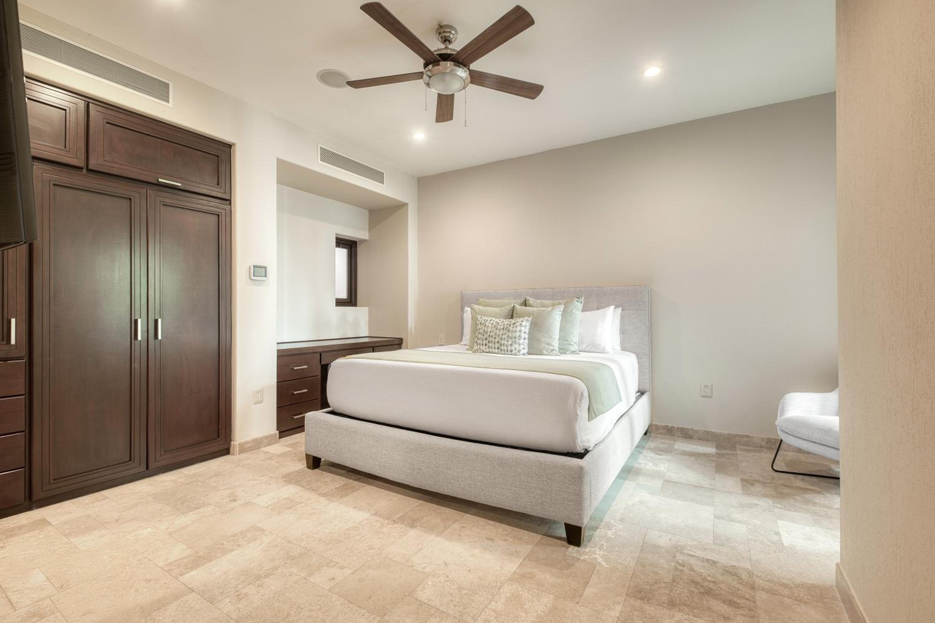Three-Bedroom Apartment with Ocean View photo 3