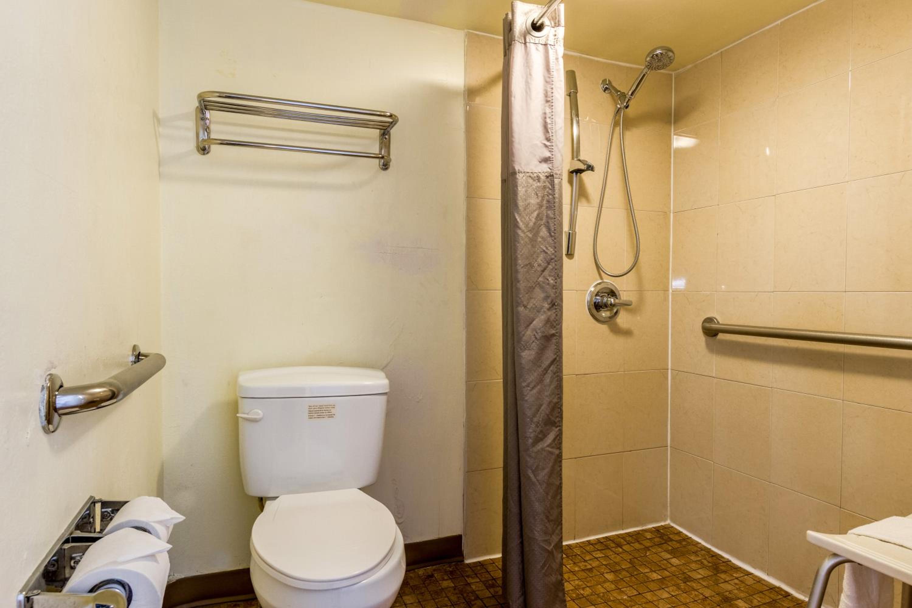 Quadruple Room - Disability Access - Non-Smoking - Photo 6