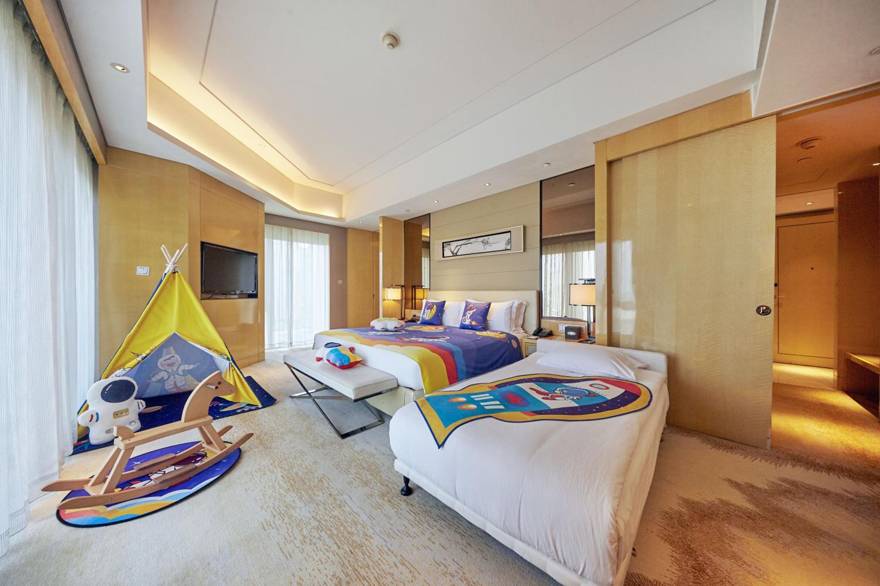 Family King Suite with Sea View - Photo 2