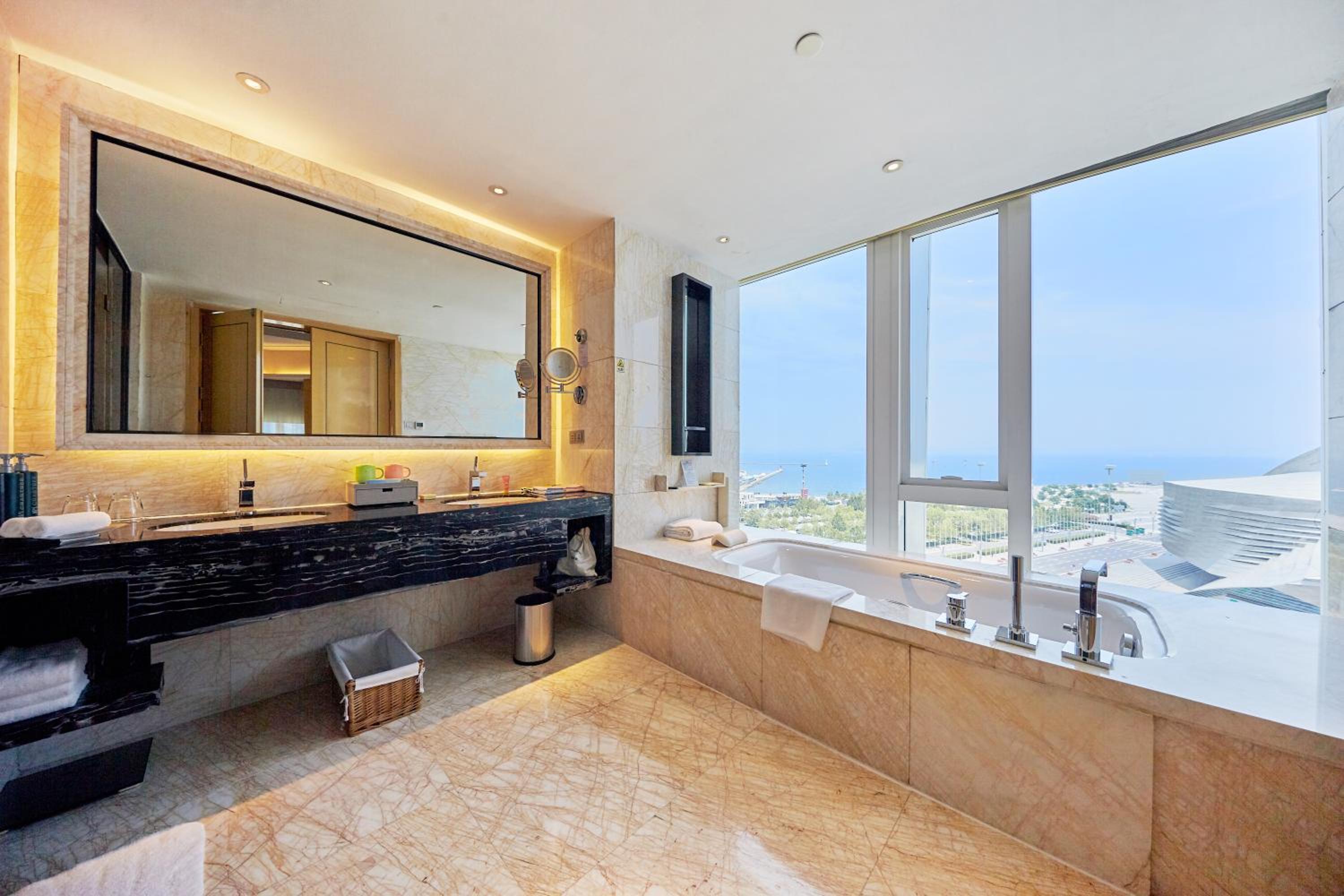 Family King Suite with Sea View - Photo 5
