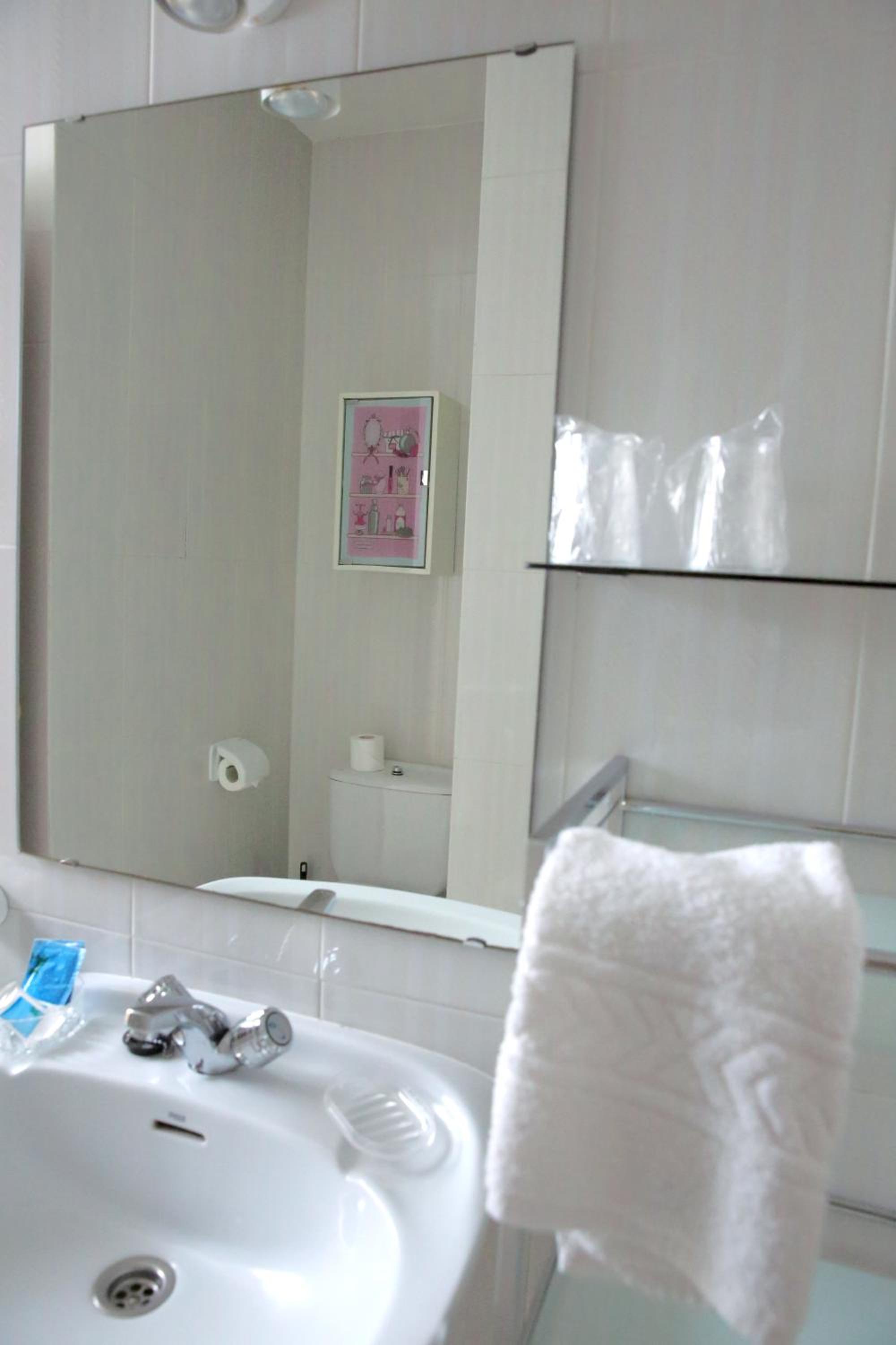 Twin Room - Photo 3