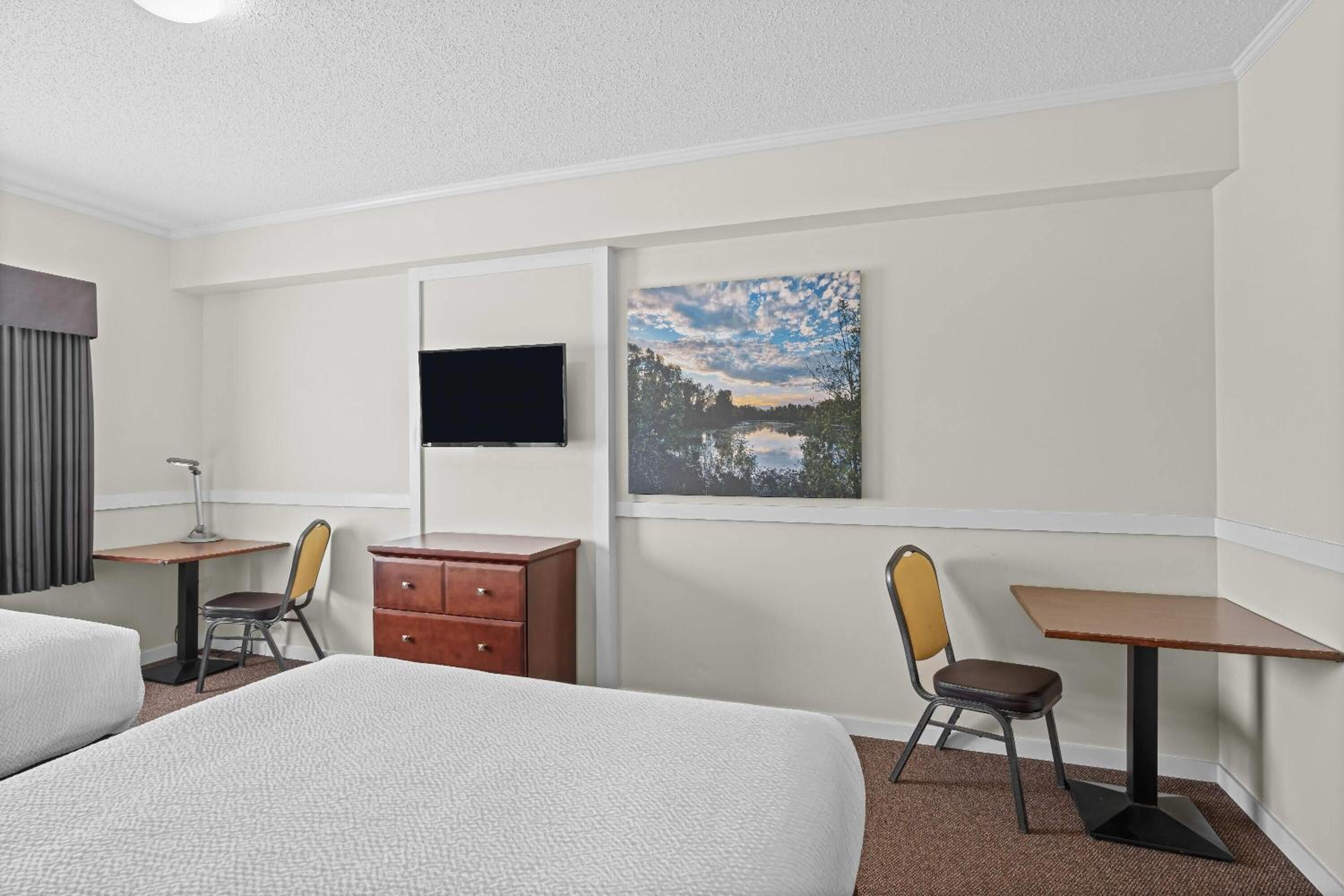Queen Room with Two Queen Beds - Non-Smoking photo 2