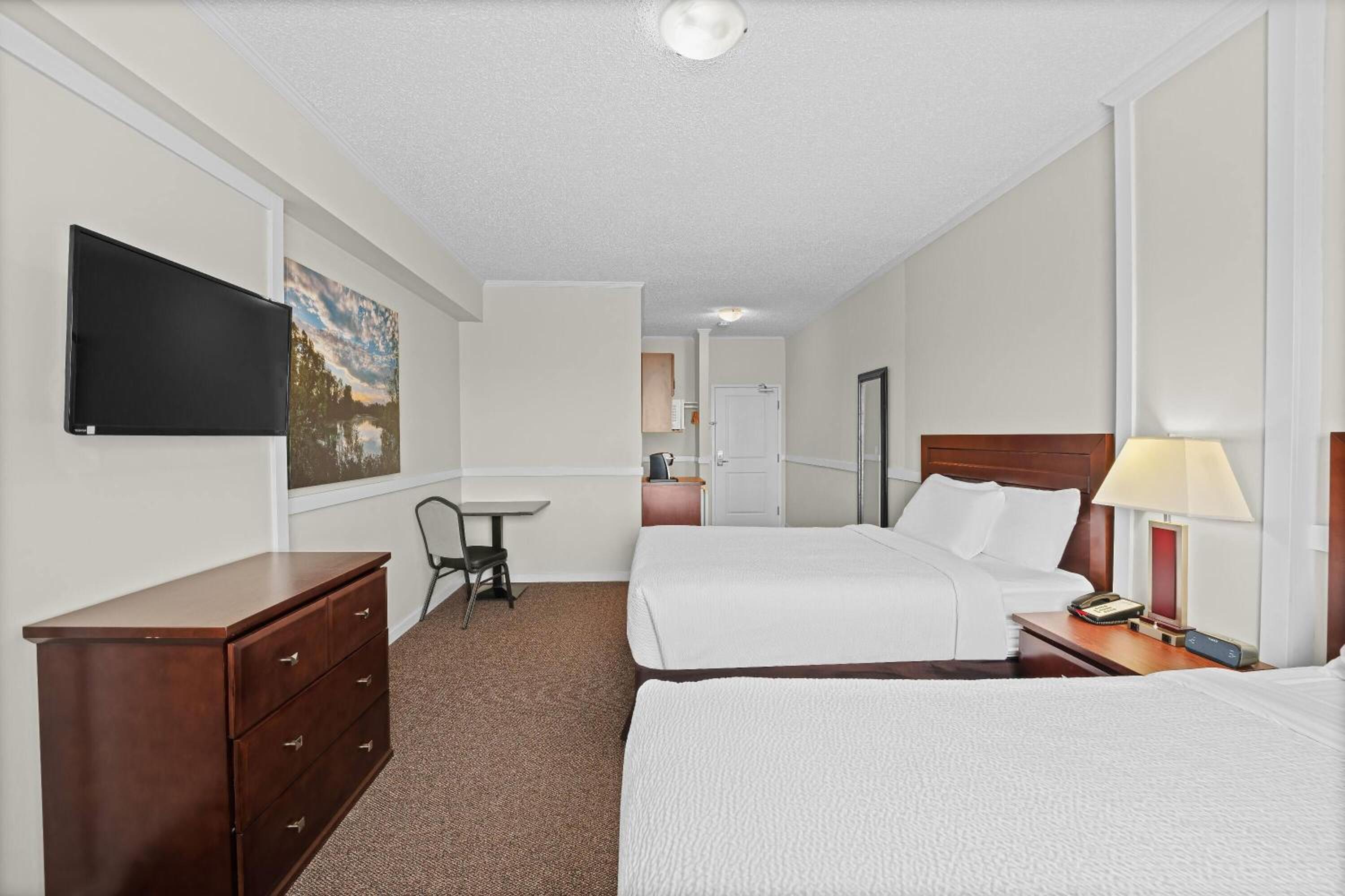 Queen Room with Two Queen Beds - Non-Smoking photo 3