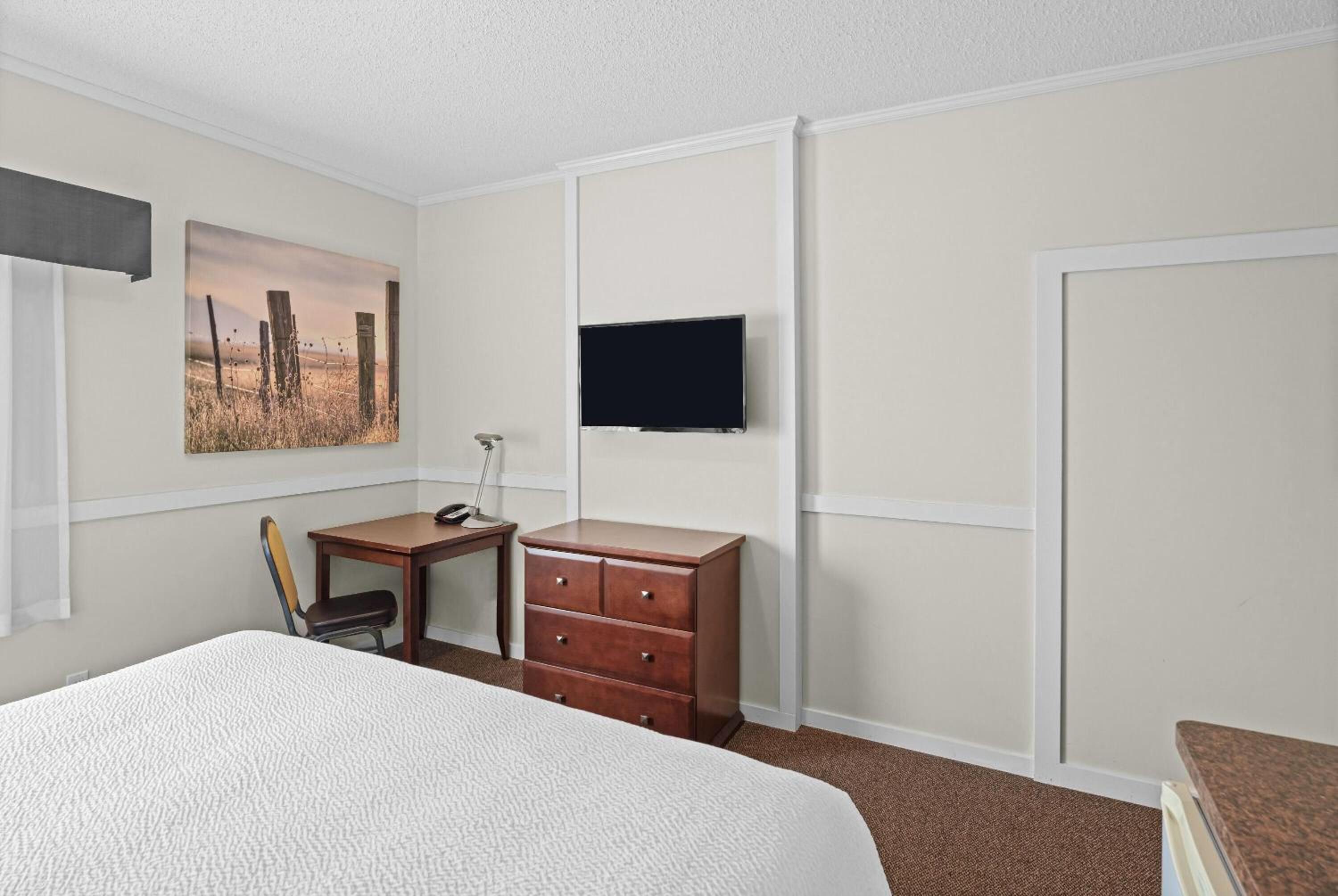 King Room with Roll-in Shower - Mobility Access/Non-Smoking photo 1