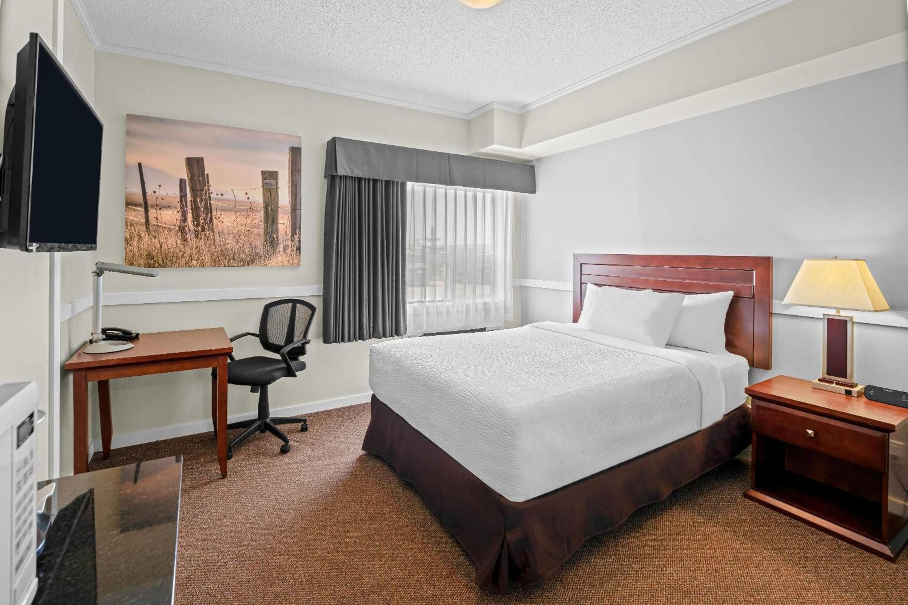 Queen Room with Roll-In Shower and Kitchenette - Mobility Accessible/Non-Smoking photo 1