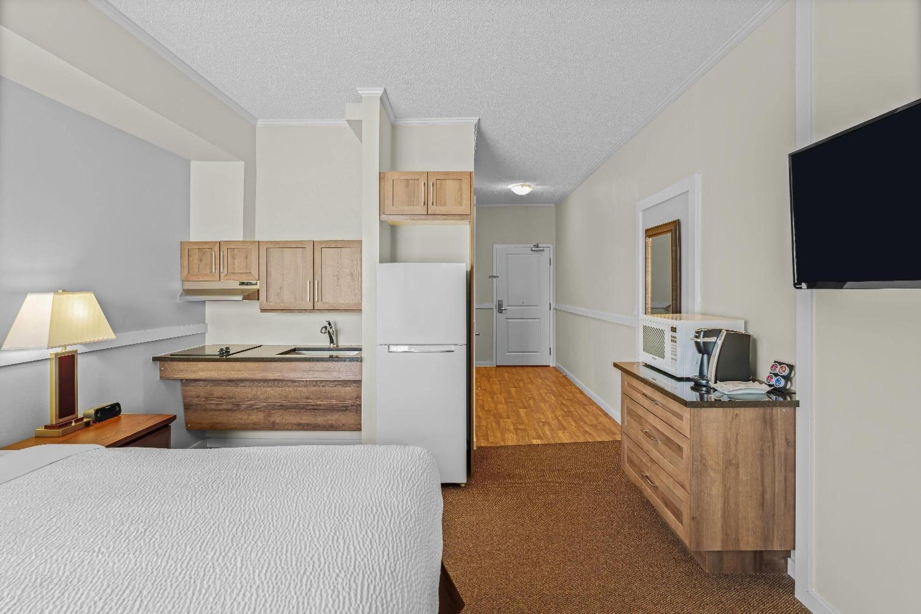 Queen Room with Roll-In Shower and Kitchenette - Mobility Accessible/Non-Smoking photo 2