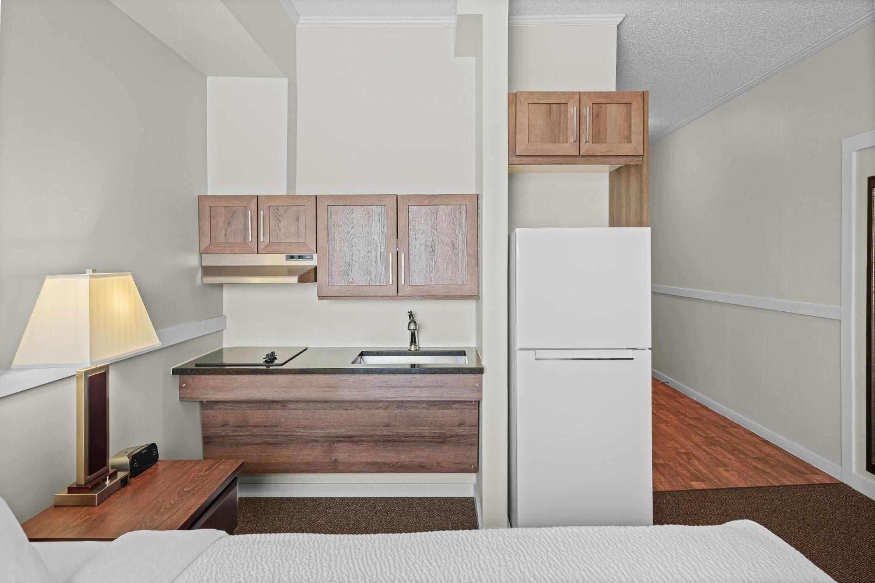 Queen Room with Roll-In Shower and Kitchenette - Mobility Accessible/Non-Smoking photo 3