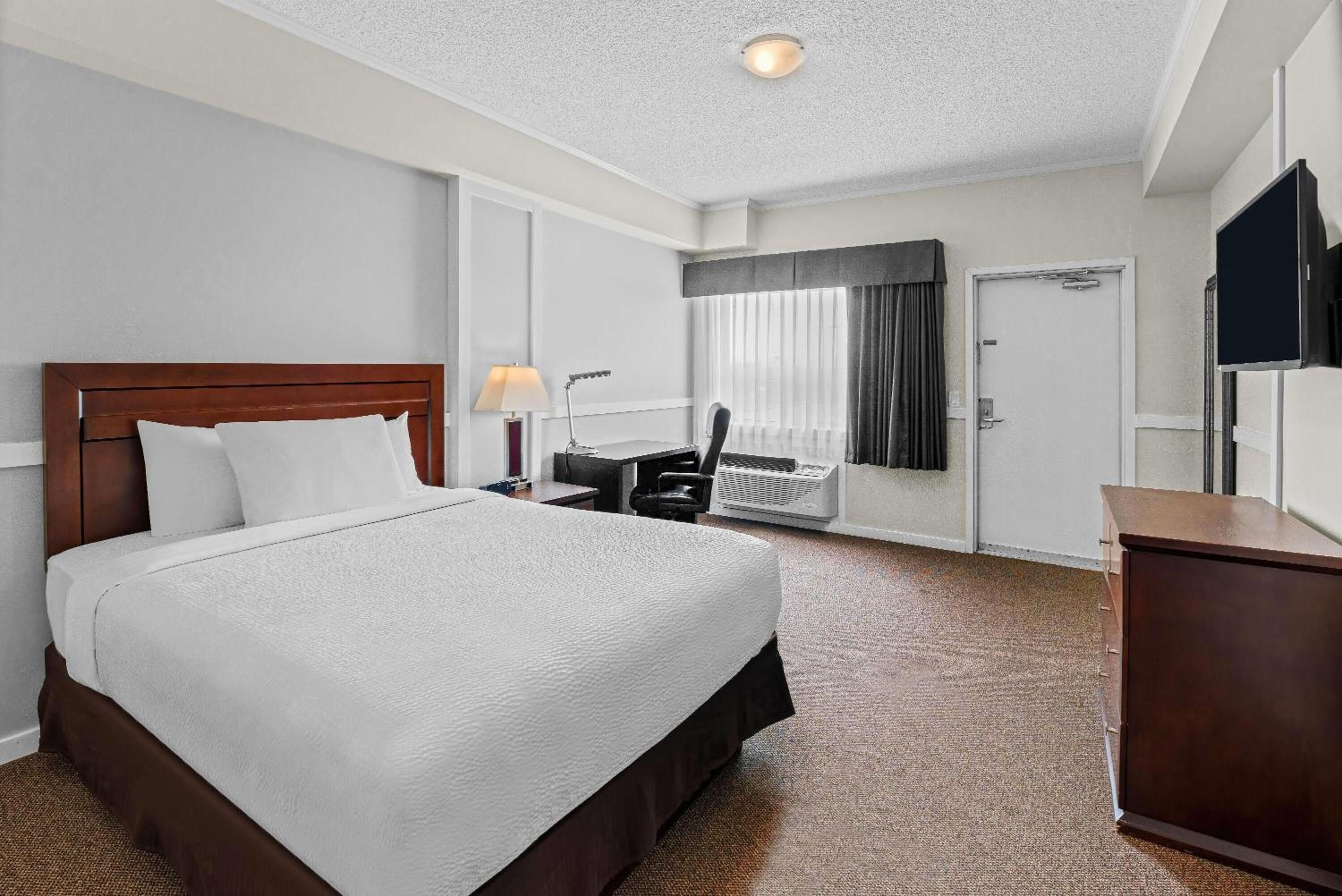 1 Queen Bed, Efficiency Suite, Non-Smoking photo 2