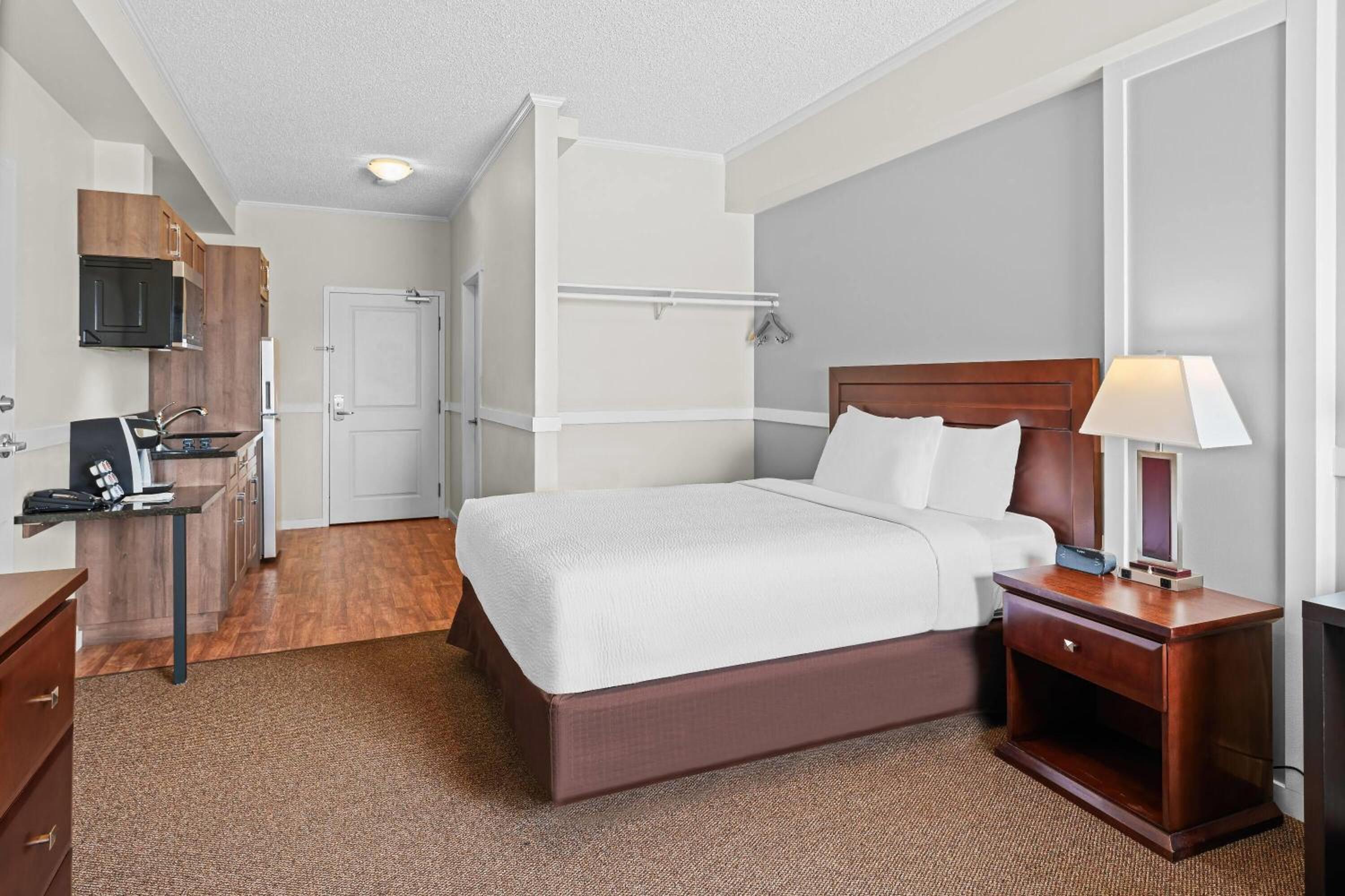 1 Queen Bed, Efficiency Suite, Non-Smoking photo 3