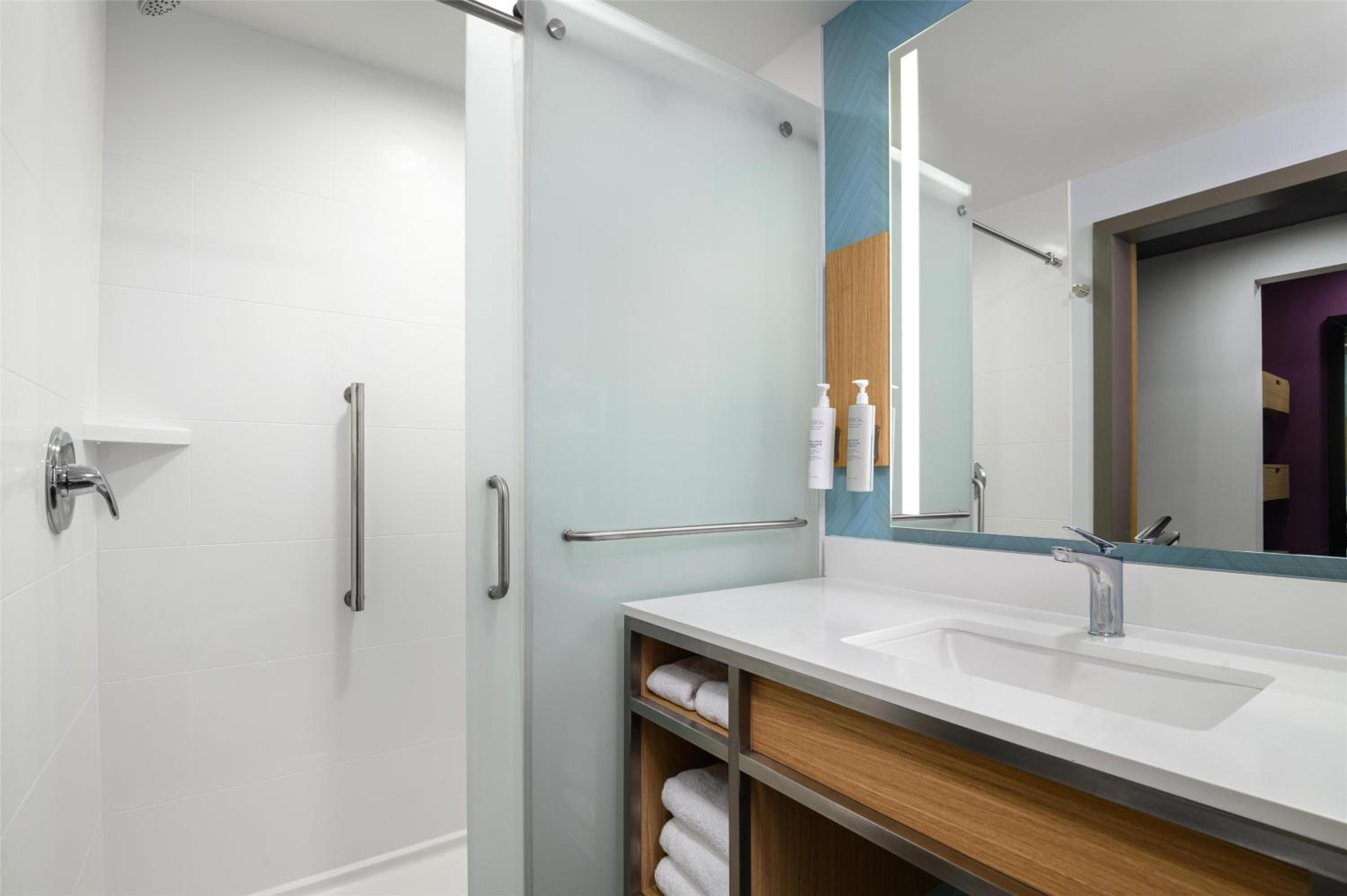 Suite, 1 King Bed, Accessible (Hearing) thumbnail 6