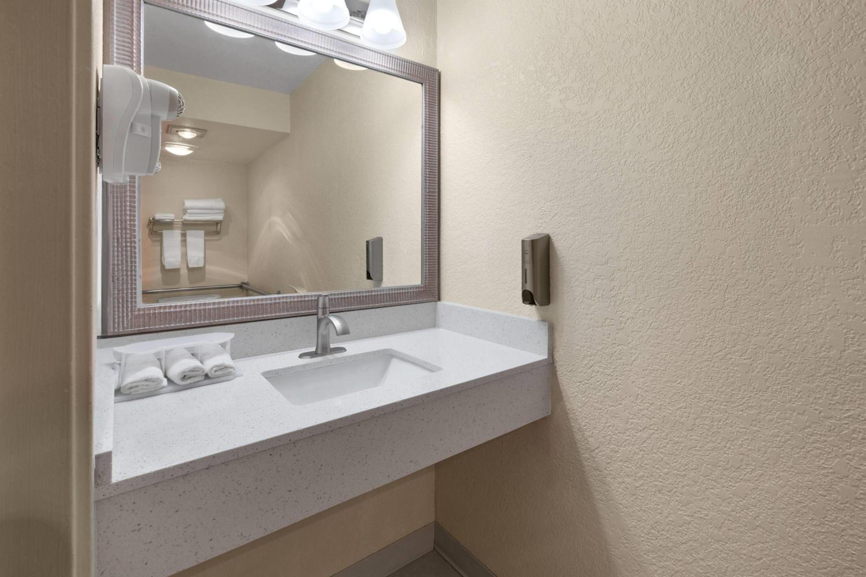 King Room with Tub and Grab Bars - Mobility/Hearing Accessible - Non-Smoking - Photo 3