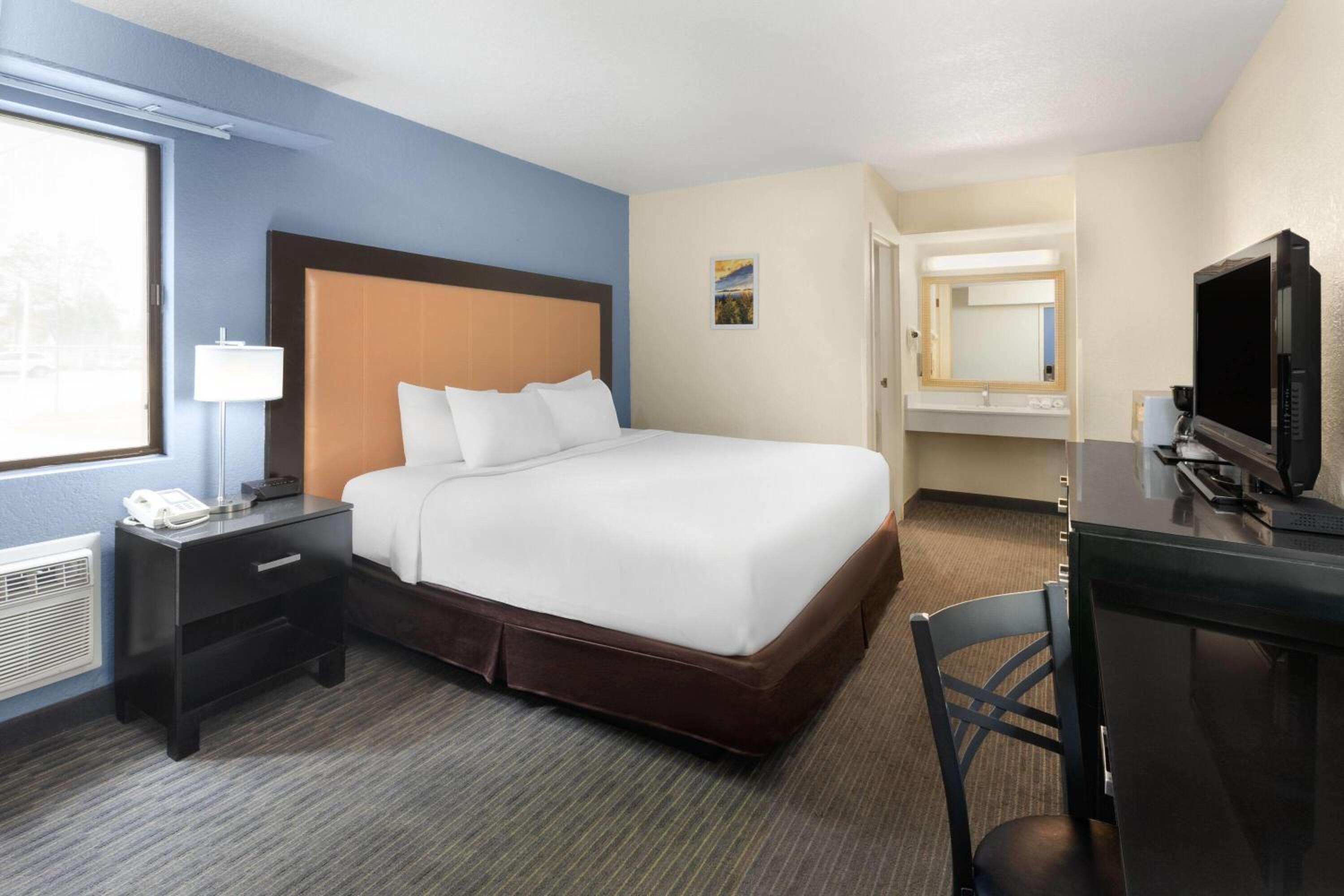 King Room - Non-Smoking - Photo 1